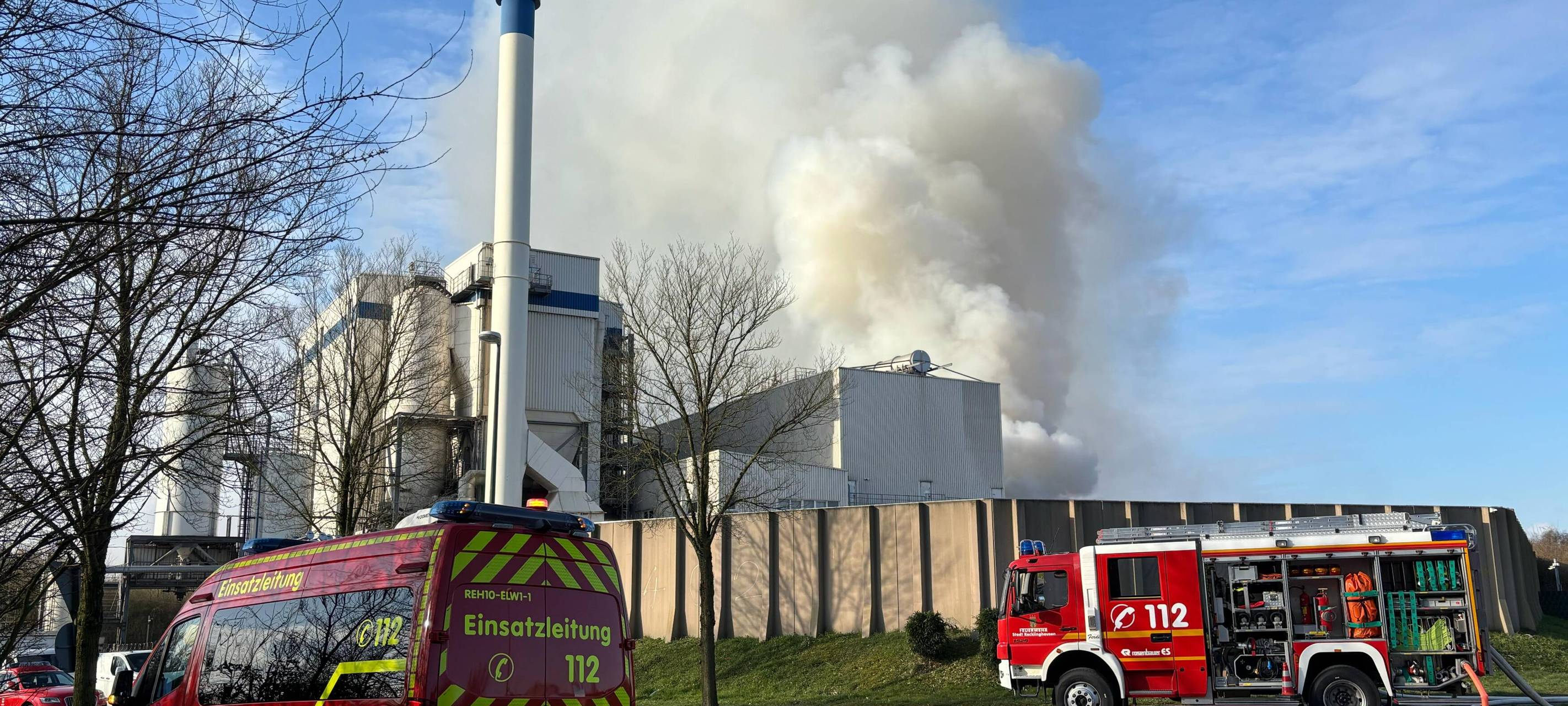 Eine dichte Rauchwolke zieht über dem Biomasse´-Heizkraftwerk in Recklinghausen in den Himmel.