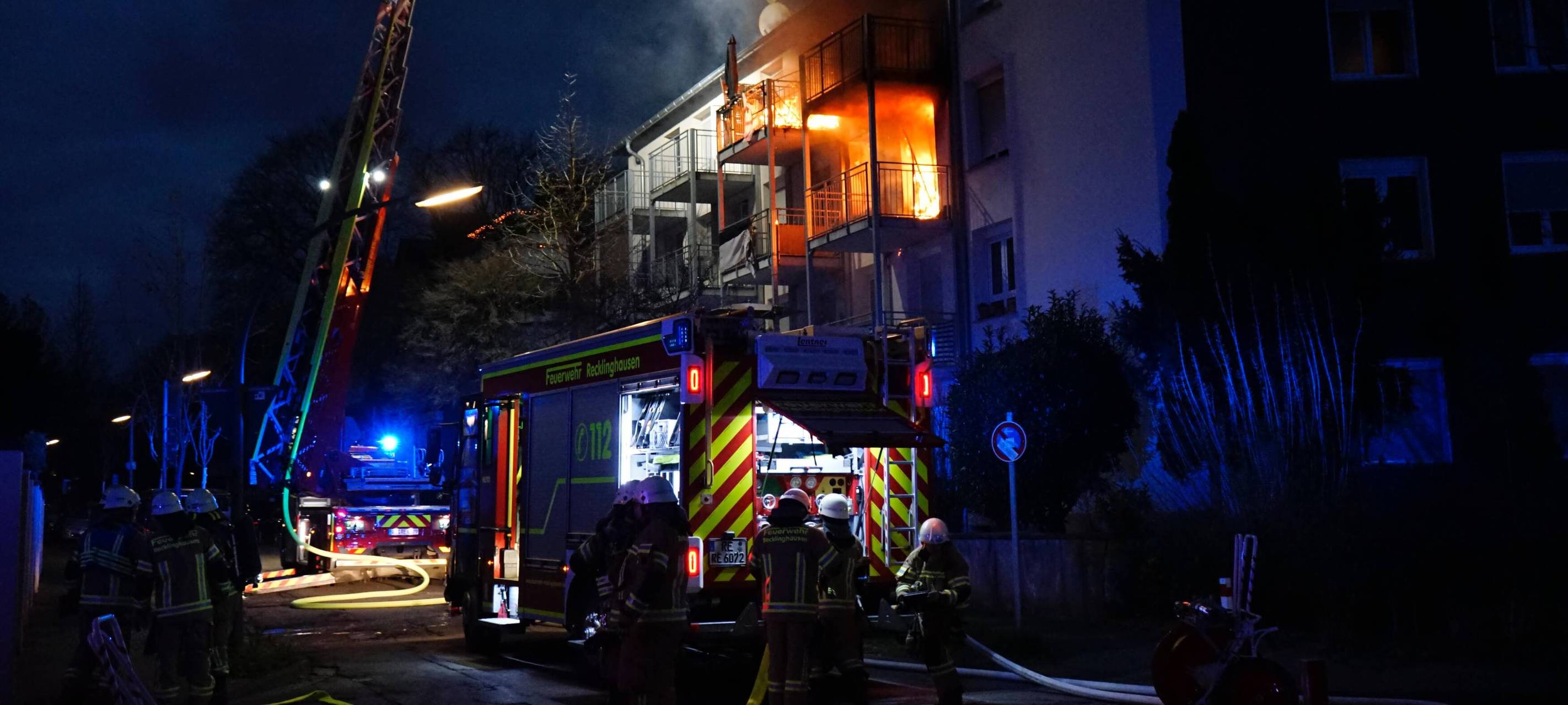 Von der Drehleiter aus löschte die Feuerwehr den Wohnungsbrand in Recklinghausen.