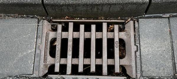 Gullydeckel können bis zu 100 Kilogramm wiegen.