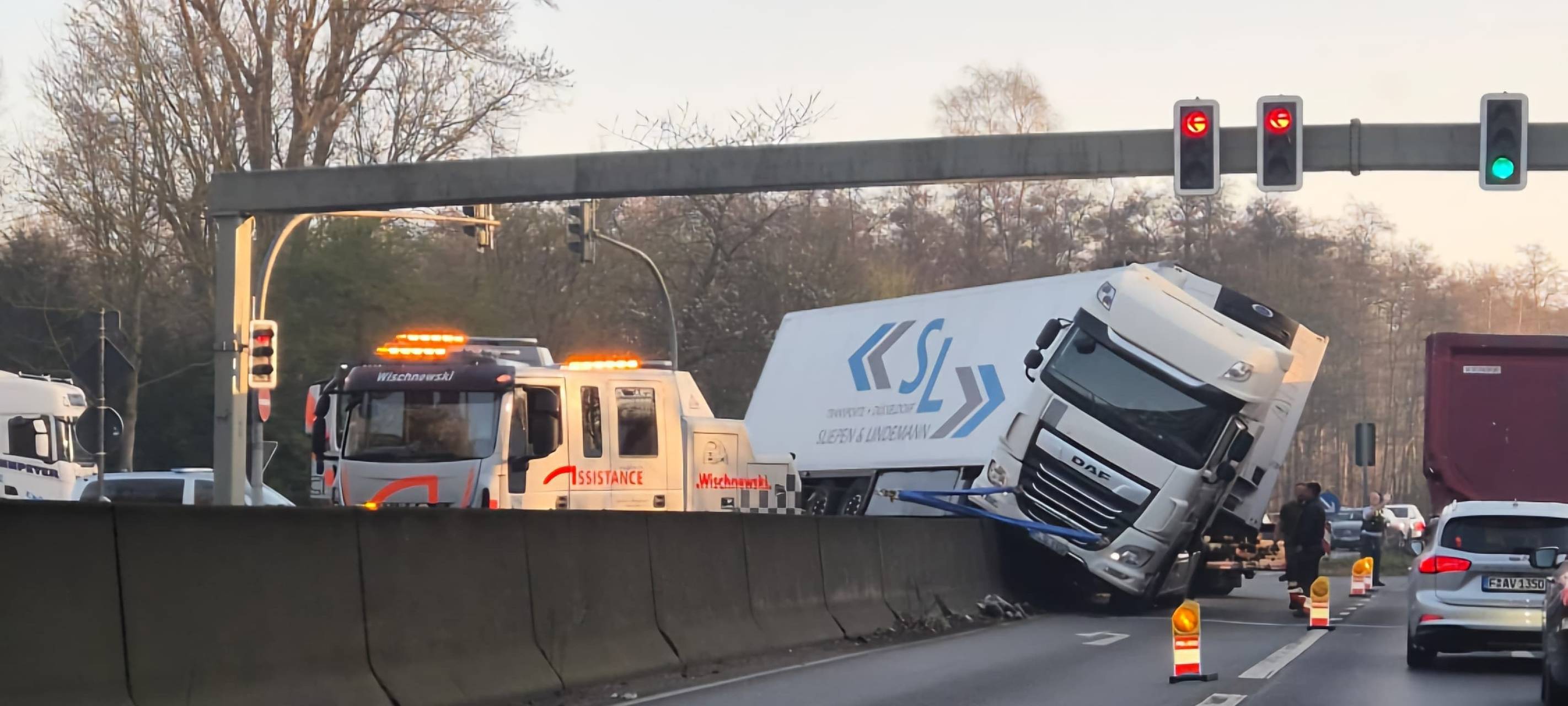 Der LKW fuhr in einer Kurve auf der B224 auf die Betonwand auf.