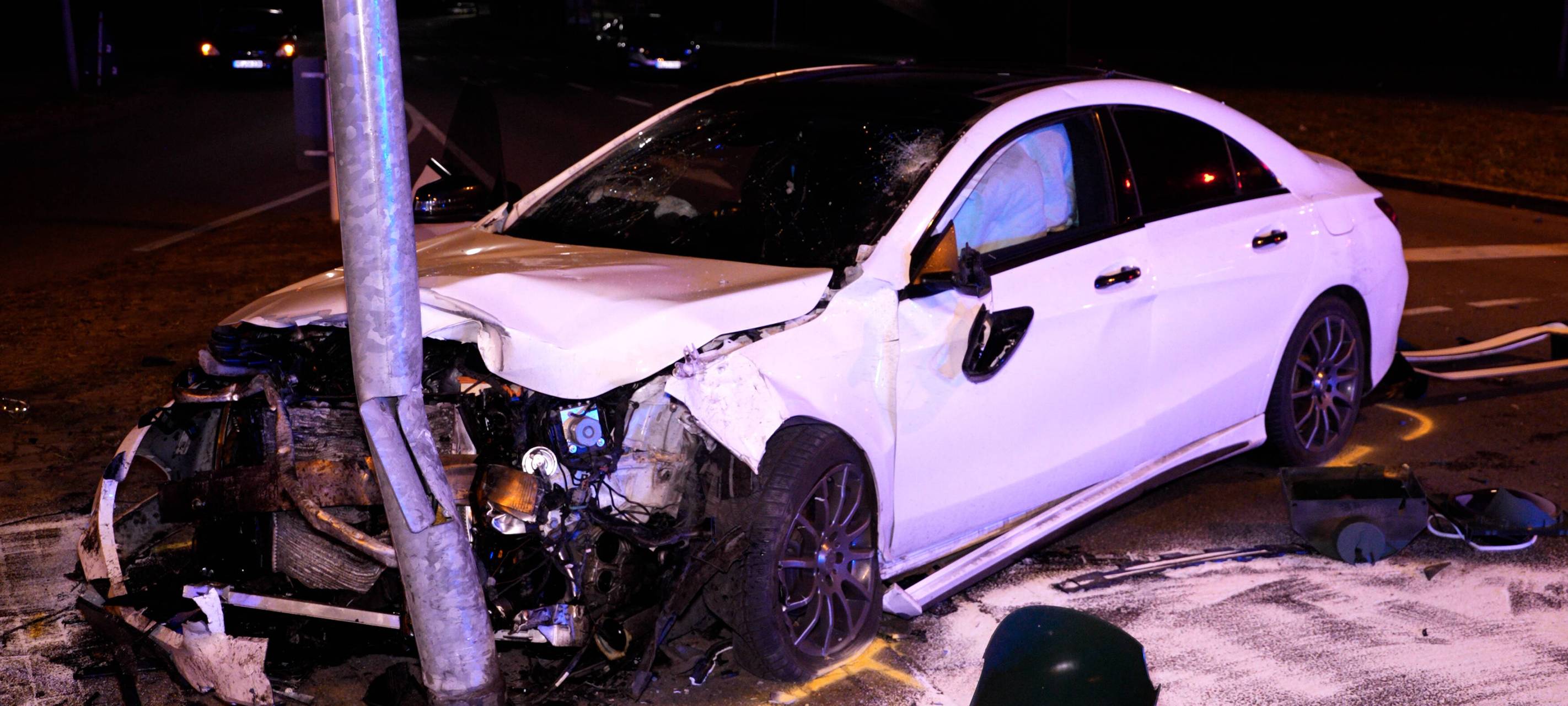 Ein weißer Mercedes krachte bei dem Unfall in Marl gegen einen Ampelmast.