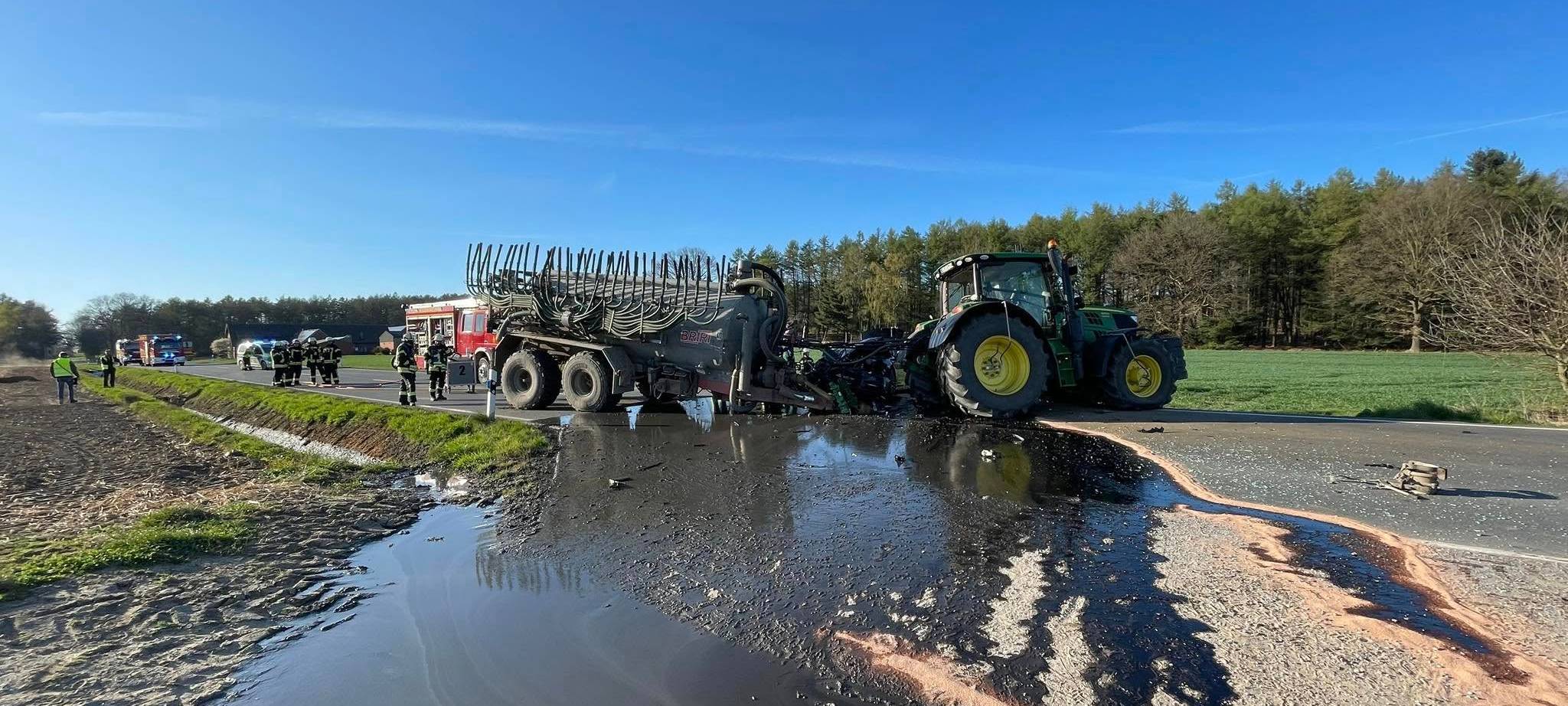 Unfall zwischen Haltern und Reken: Güllefass aufgerissen