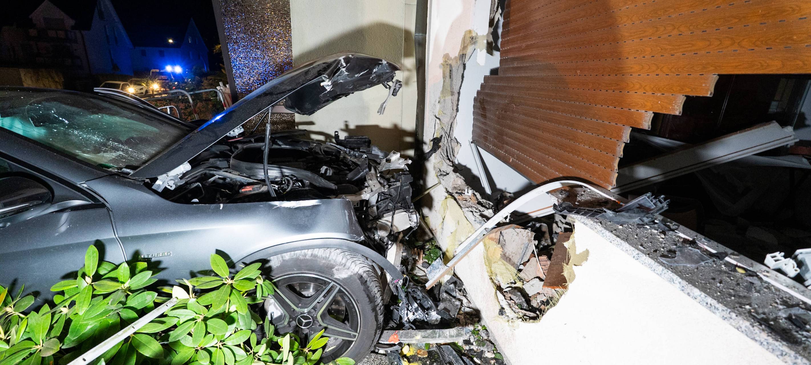 Das Auto hinterließ bei dem Unfall immensen Schaden an der Hauswand und in der Erdgeschosswohnung.