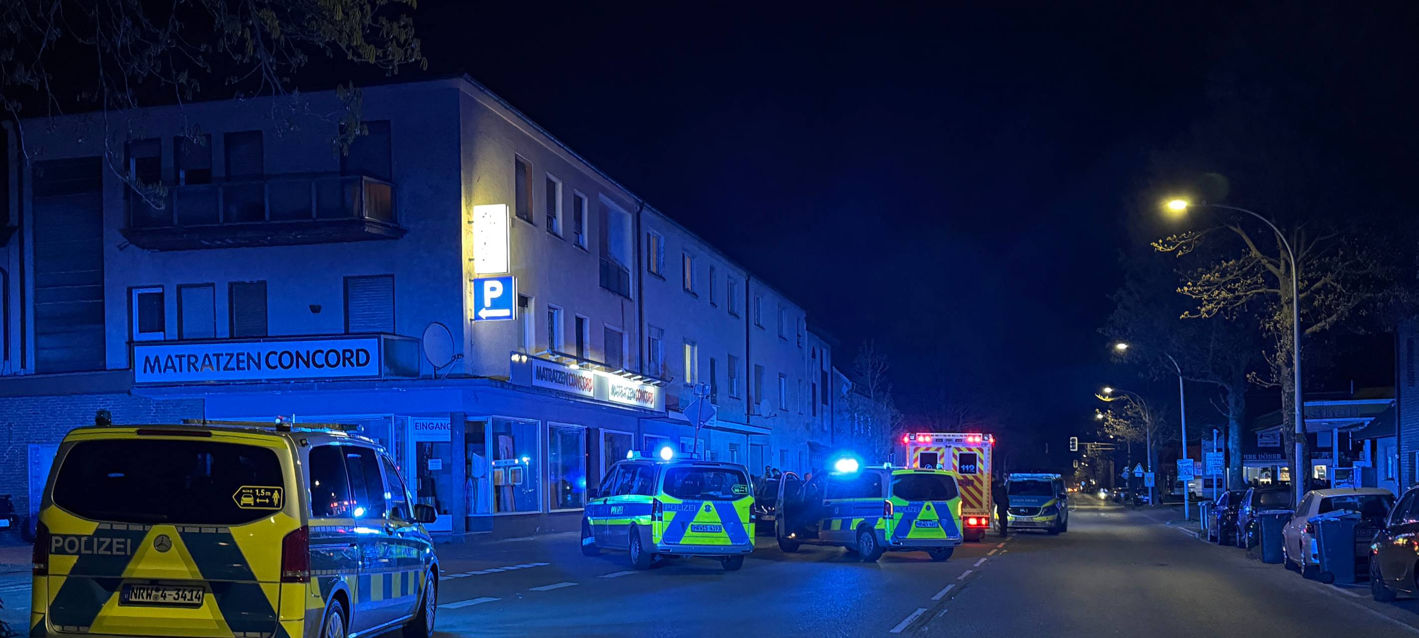 Mehrere Polizeiwagen standen vor dem Tatort an der Weseler Straße in Haltern.