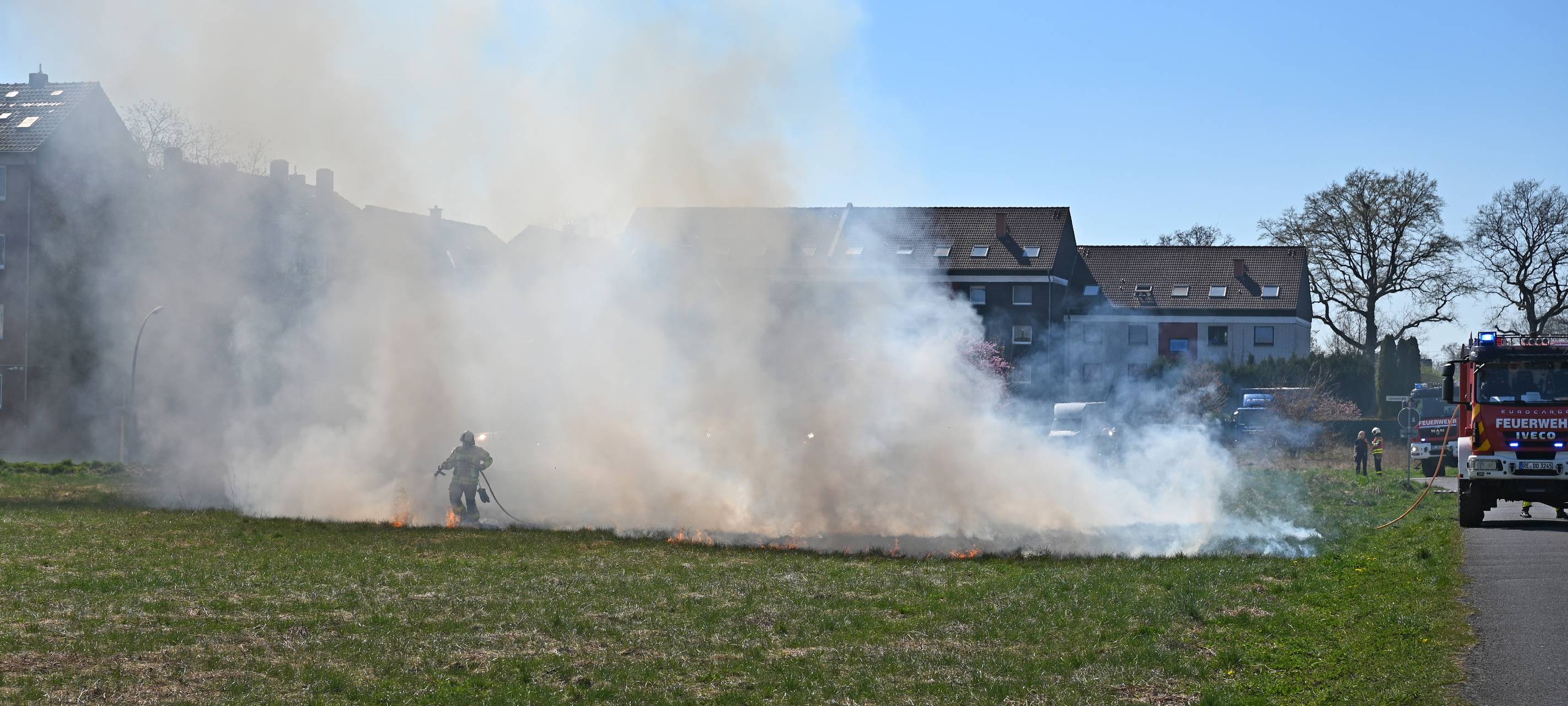 Dorsten: Böller setzt Wiese in Brand