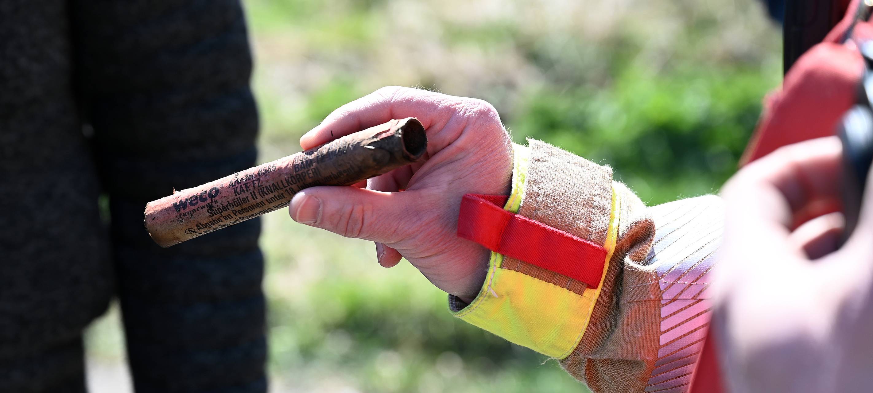 Dorsten: Böller setzt Wiese in Brand