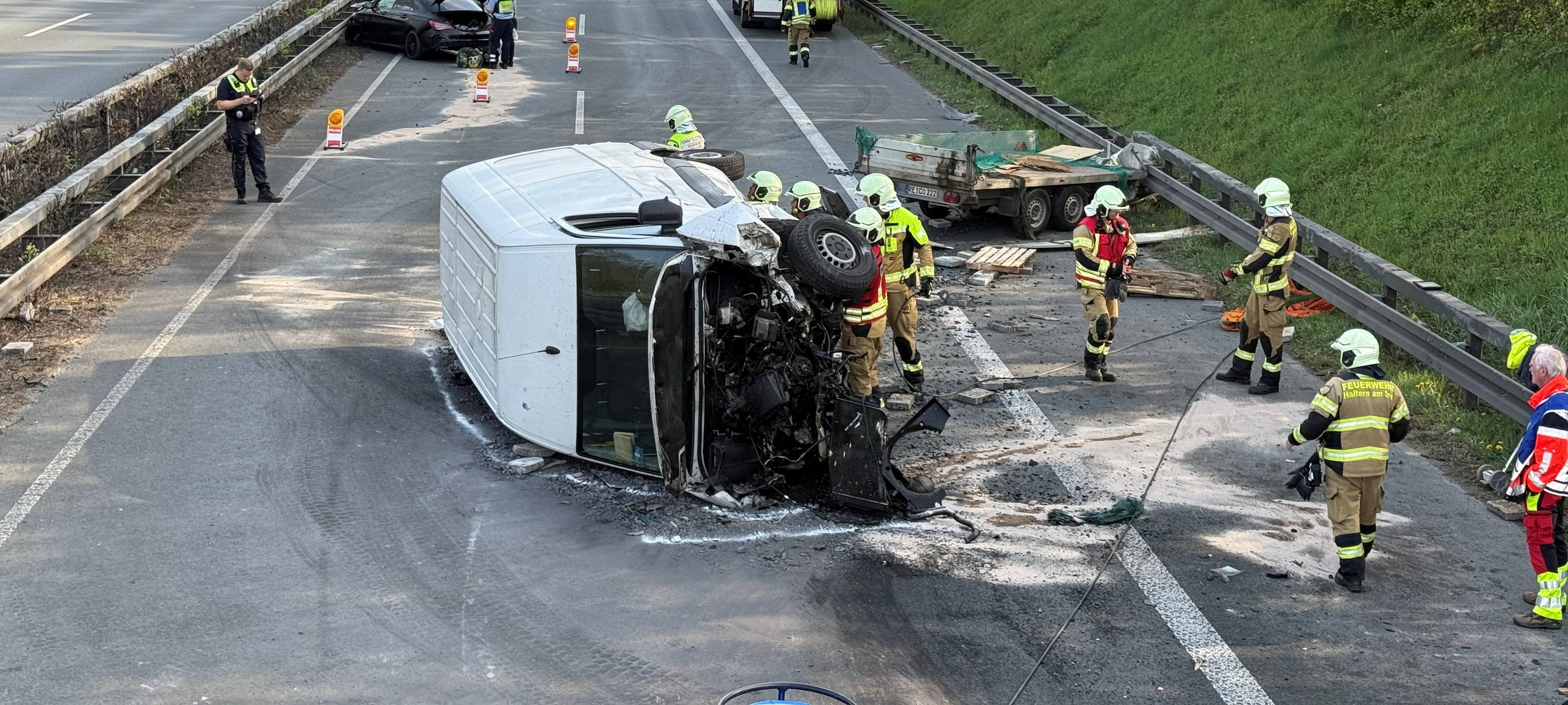 Haltern: Unfall auf der A43 - Kleintransporter überschlägt sich