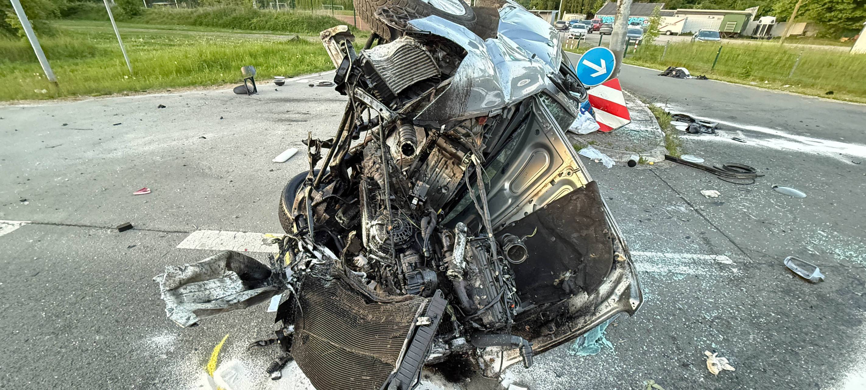 Das Auto blieb nach dem Crash mit der Ampel in Datteln total zerstört auf der Seite liegen.