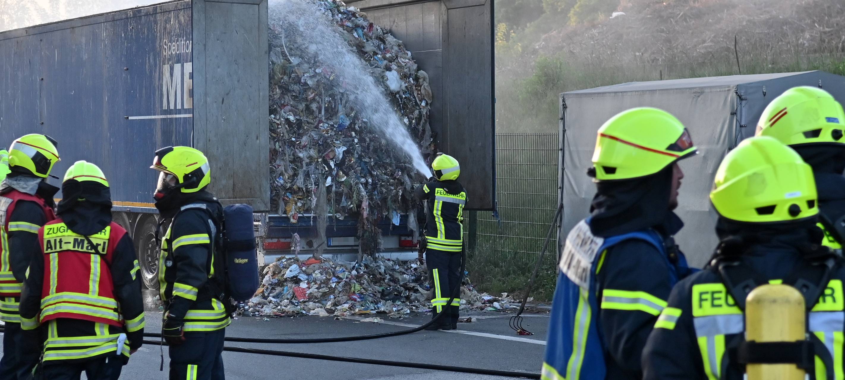 Marl: Müll-LKW gerät in Brand