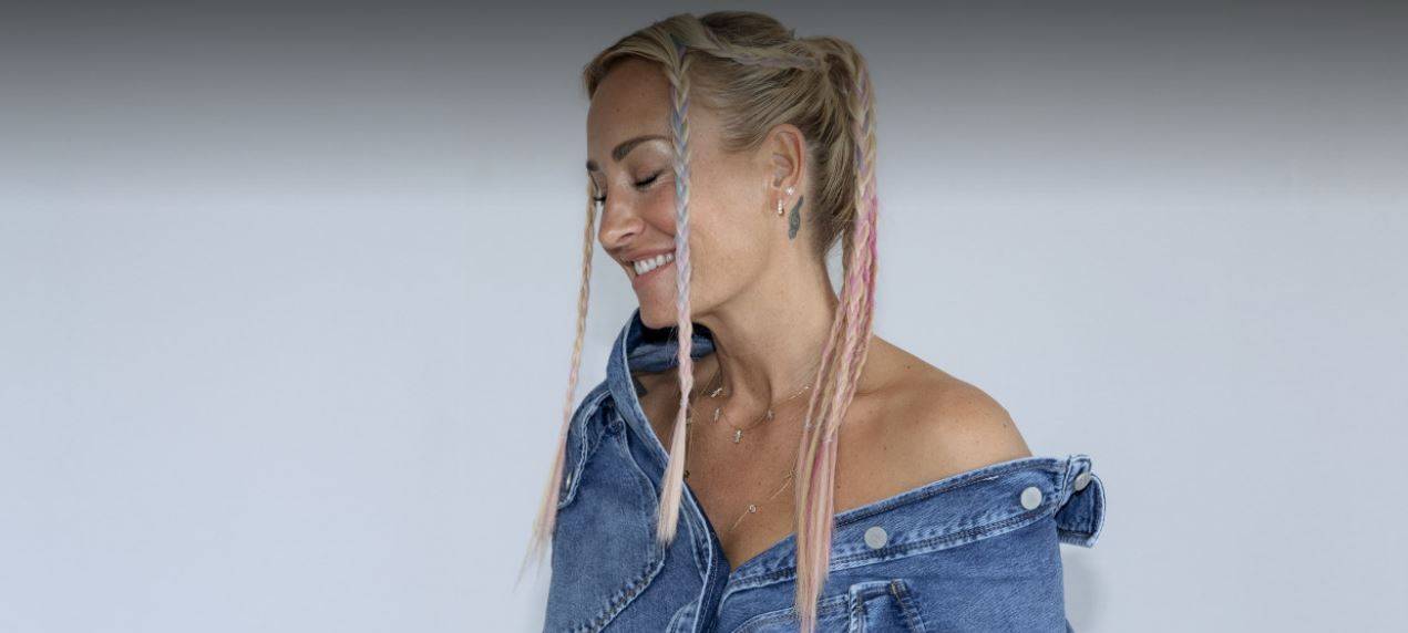 Sarah Connor lächelt bei einem Fotoshooting