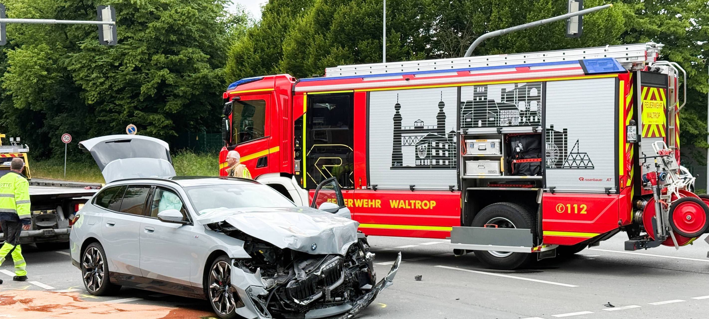 Waltrop: Auto kracht in Feuerwehrwagen