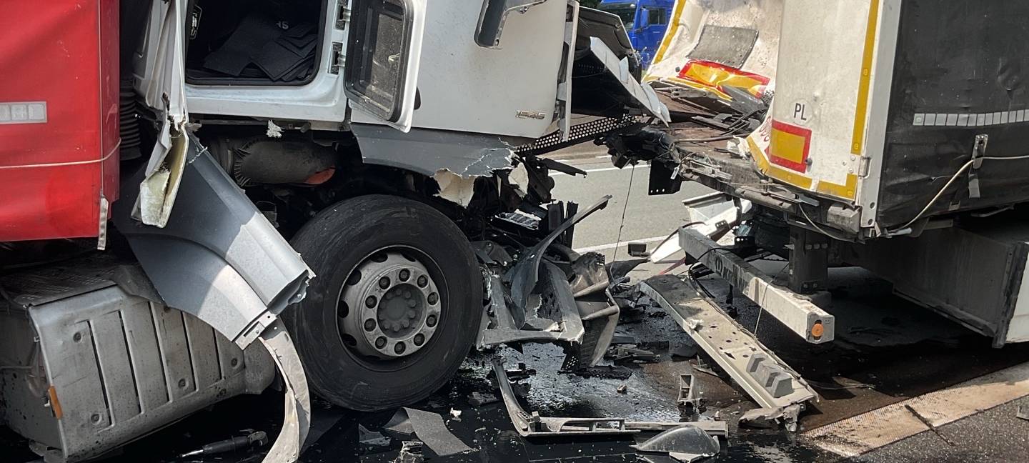 Bei dem Unfall wurden alle drei LKW stark beschädigt, es liefen jede Menge Betriebsstoffe aus.