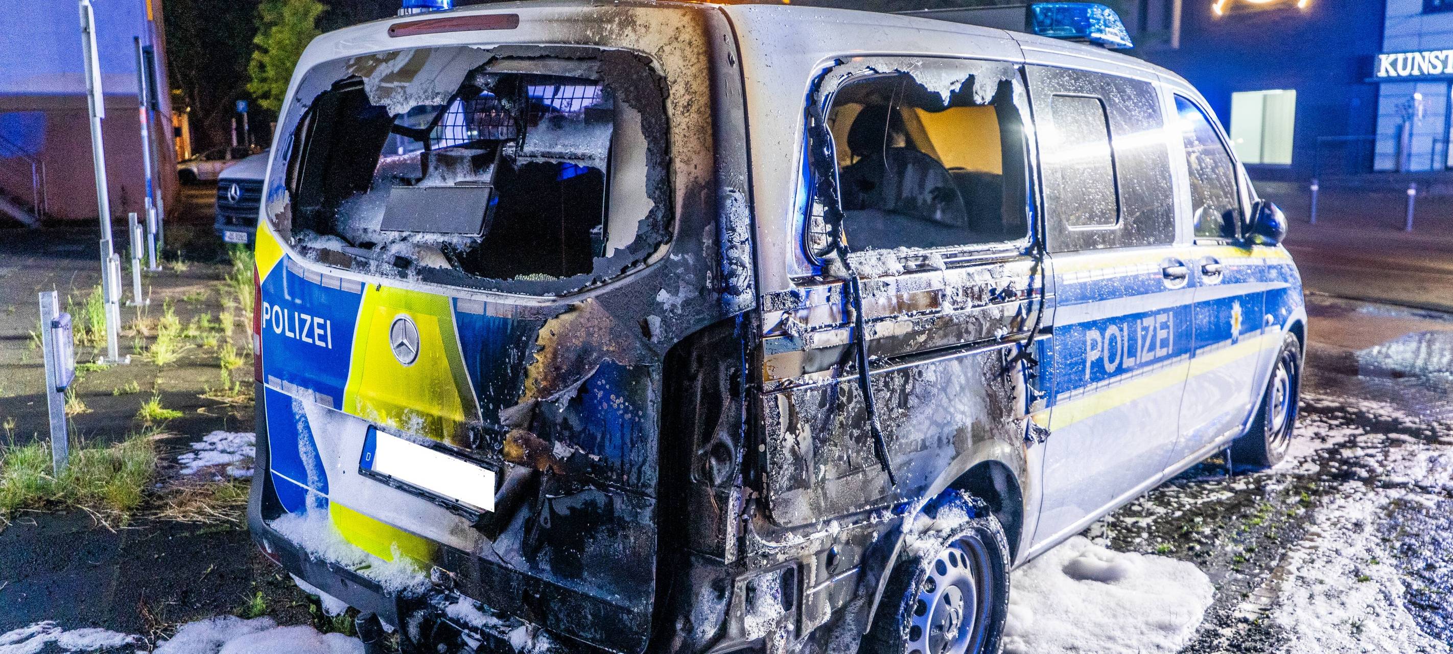Der Polizeistreifenwagen wurde durch den Brand in Recklinghausen erheblich beschädigt.