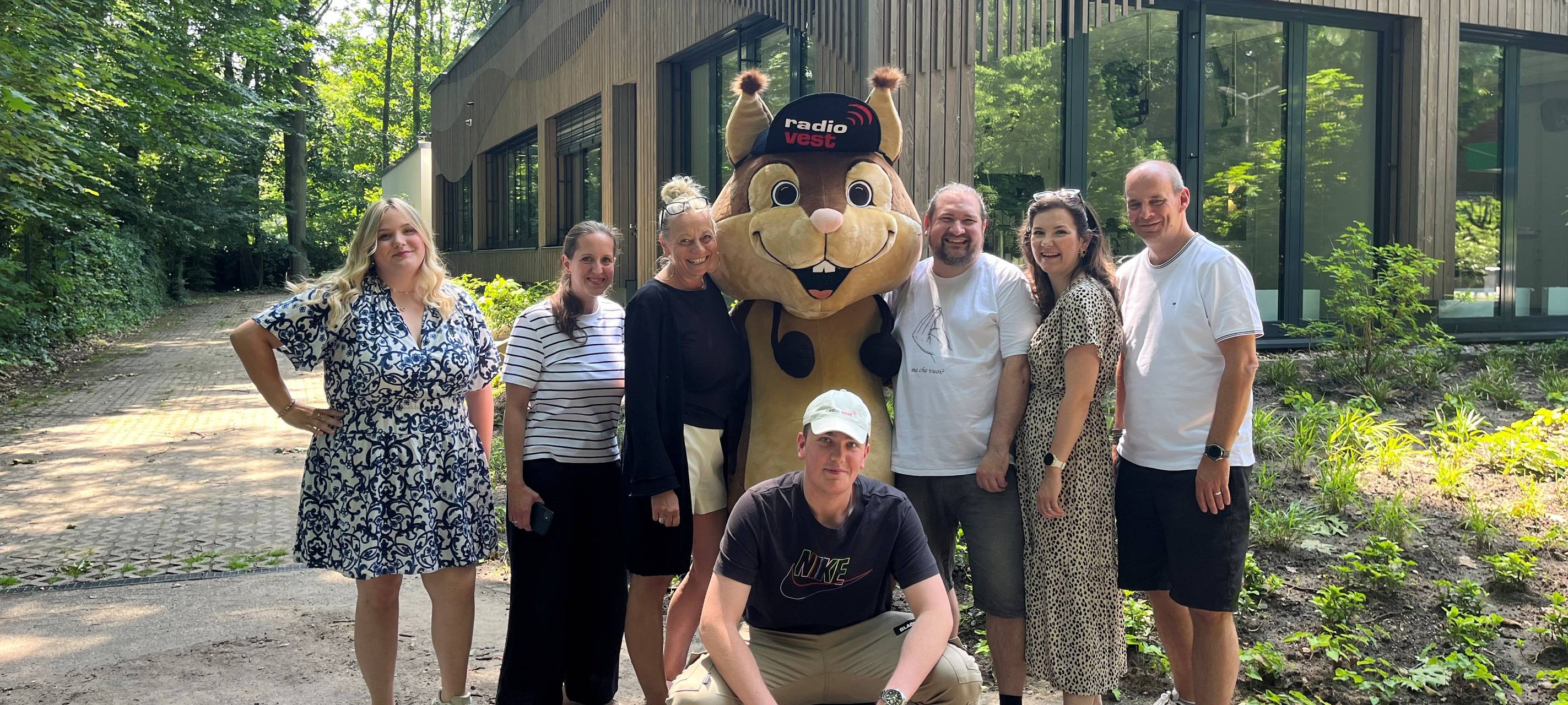Das Radio Vest Team mit dem neuen Eichhörnchen-Maskottchen.