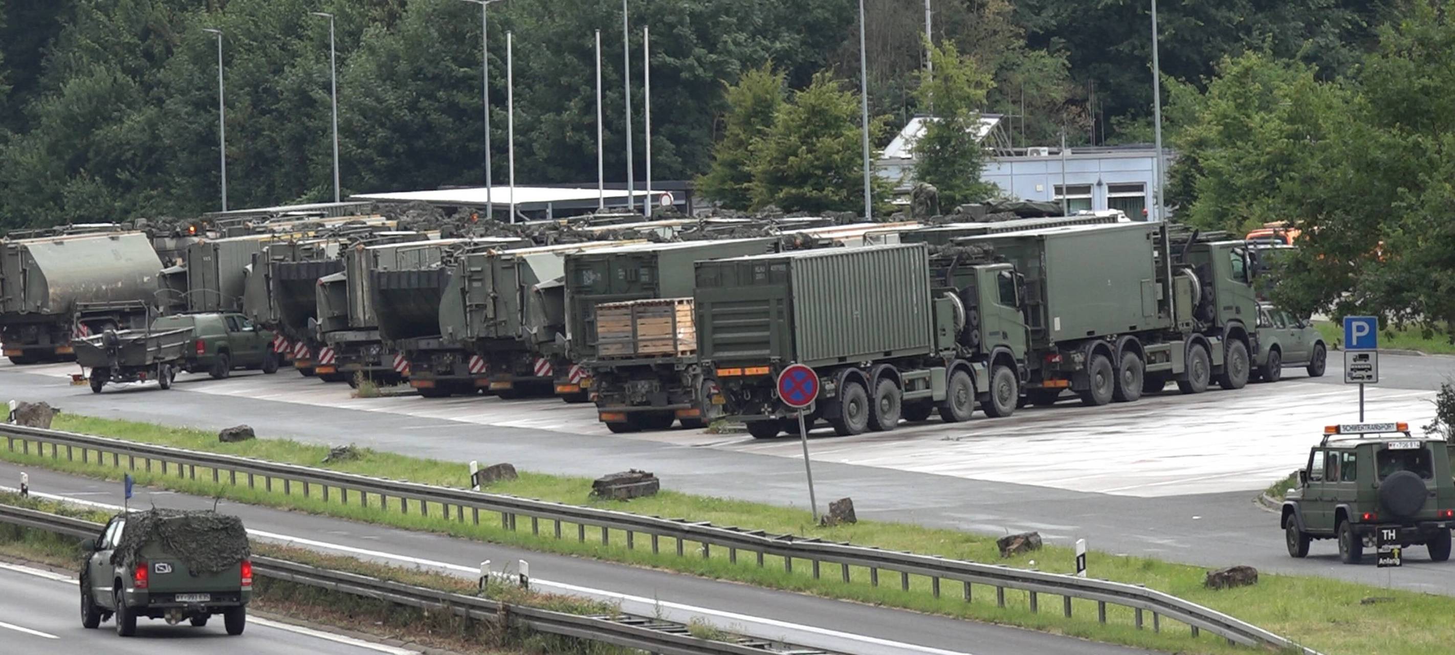 Dutzende Militärfahrzeuge auf A2-Rastplatz in Recklinghausen