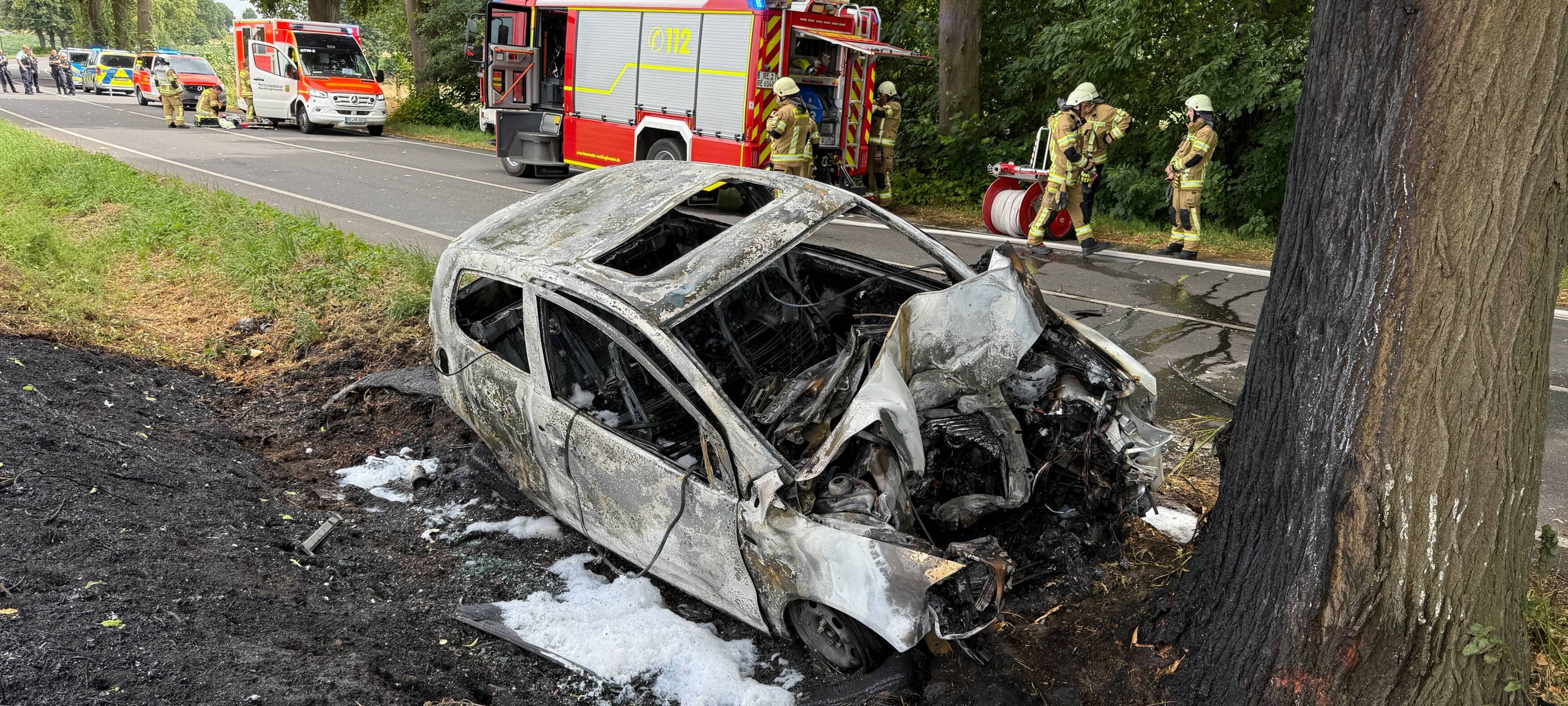 Recklinghausen: Auto fängt nach Unfall Feuer