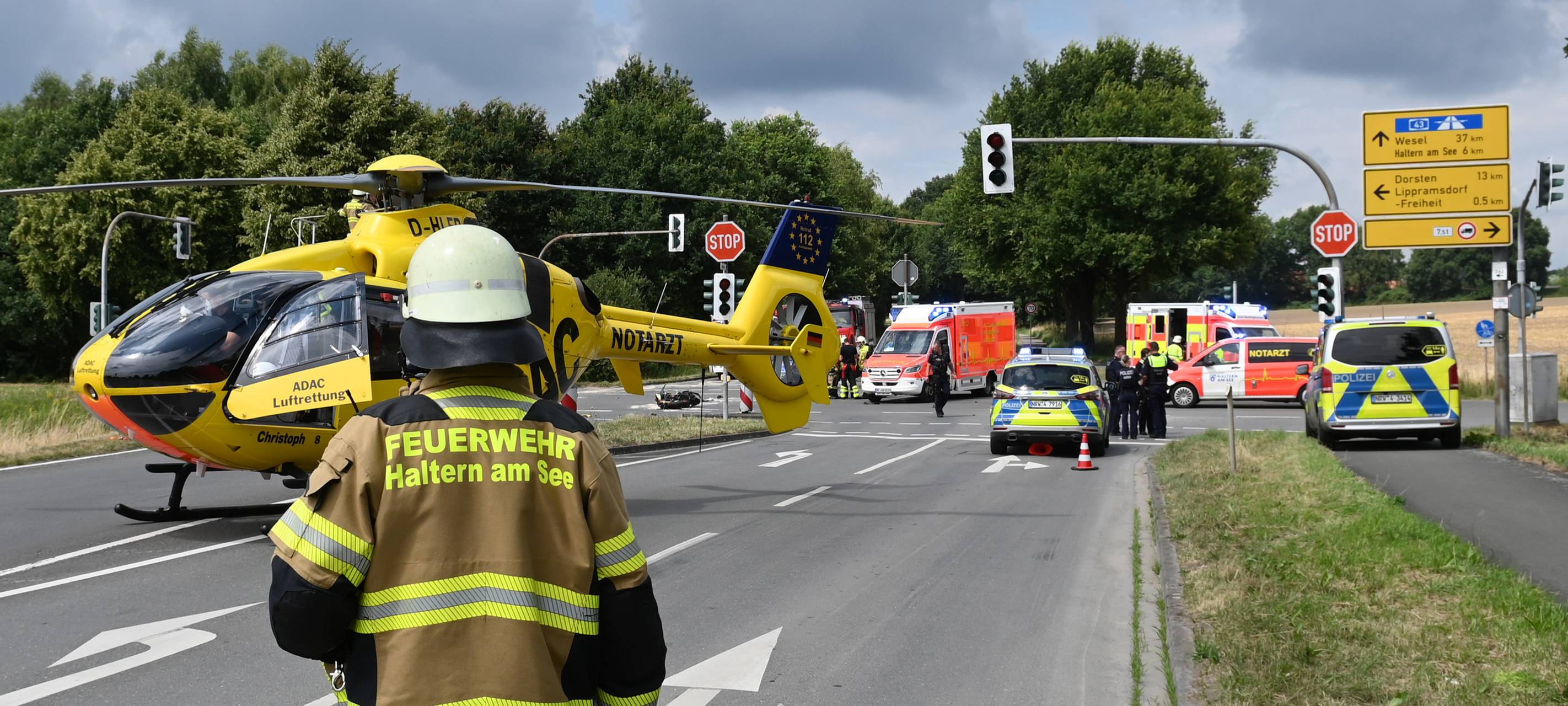 Ein Rettungshubschrauber landete auf der Kreuzung in Haltern-Lippramsdorf, um den verletzten Motorradfahrer ins Krankenhaus zu fliegen.