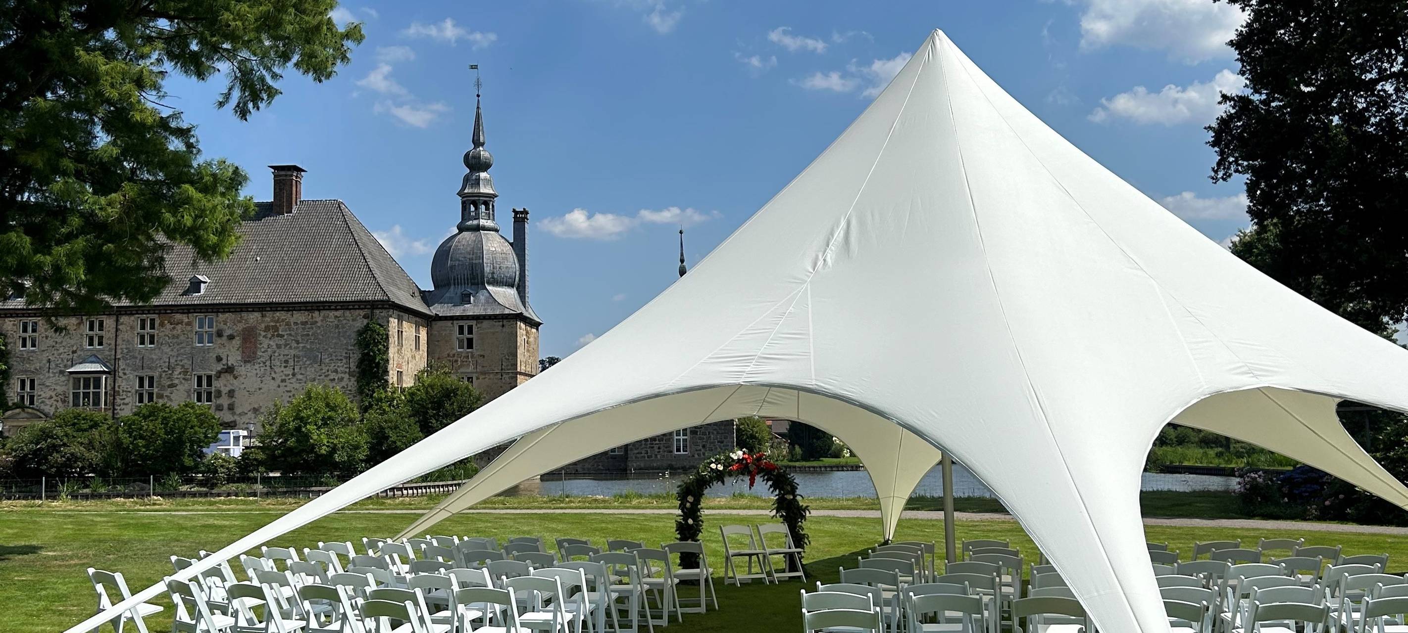Unter das Sternenzelt im Garten des Schlosses Lembecks passen rund 80 Gäste.