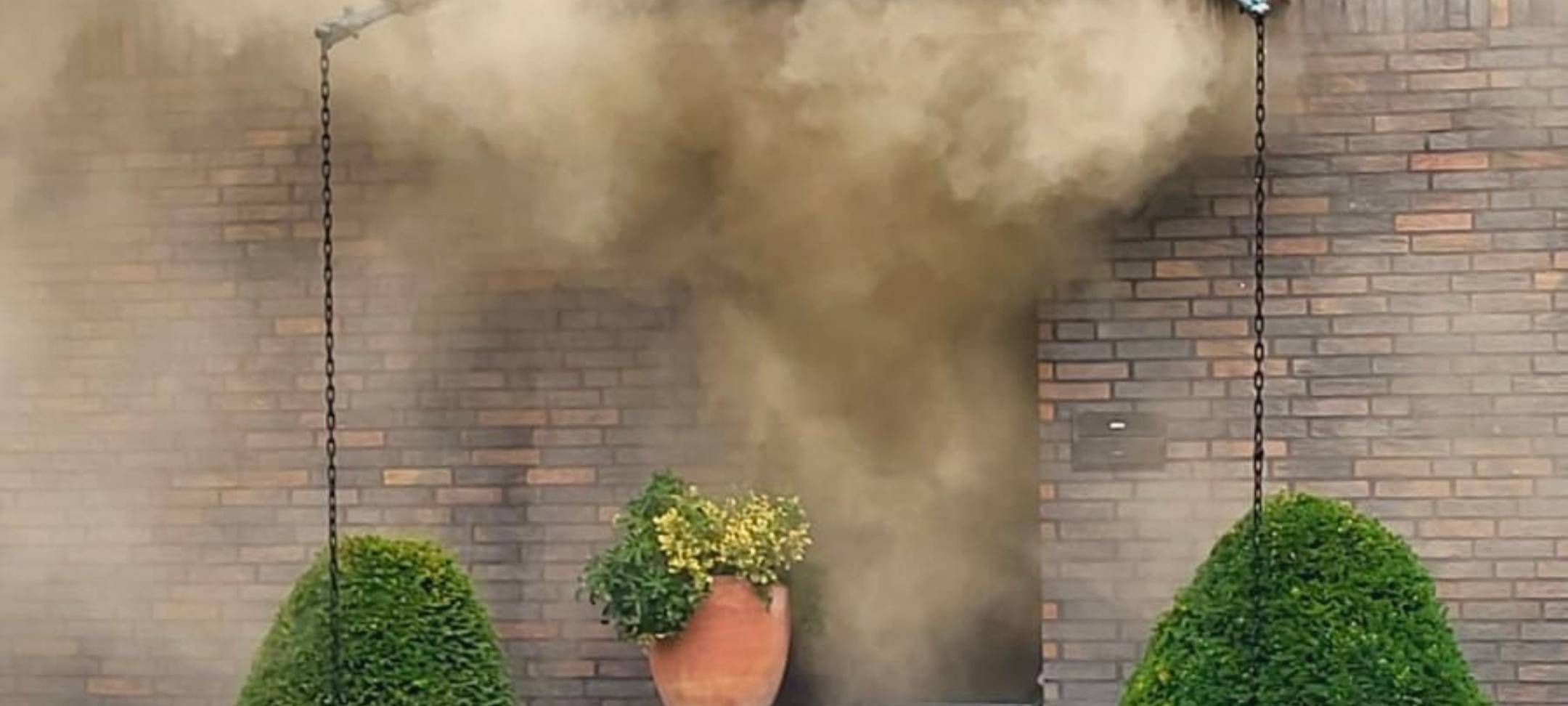 Bei dem Brand in Recklinghausen-Hochlarmark drang dichter Qualm aus dem betroffenen Wohnhaus.
