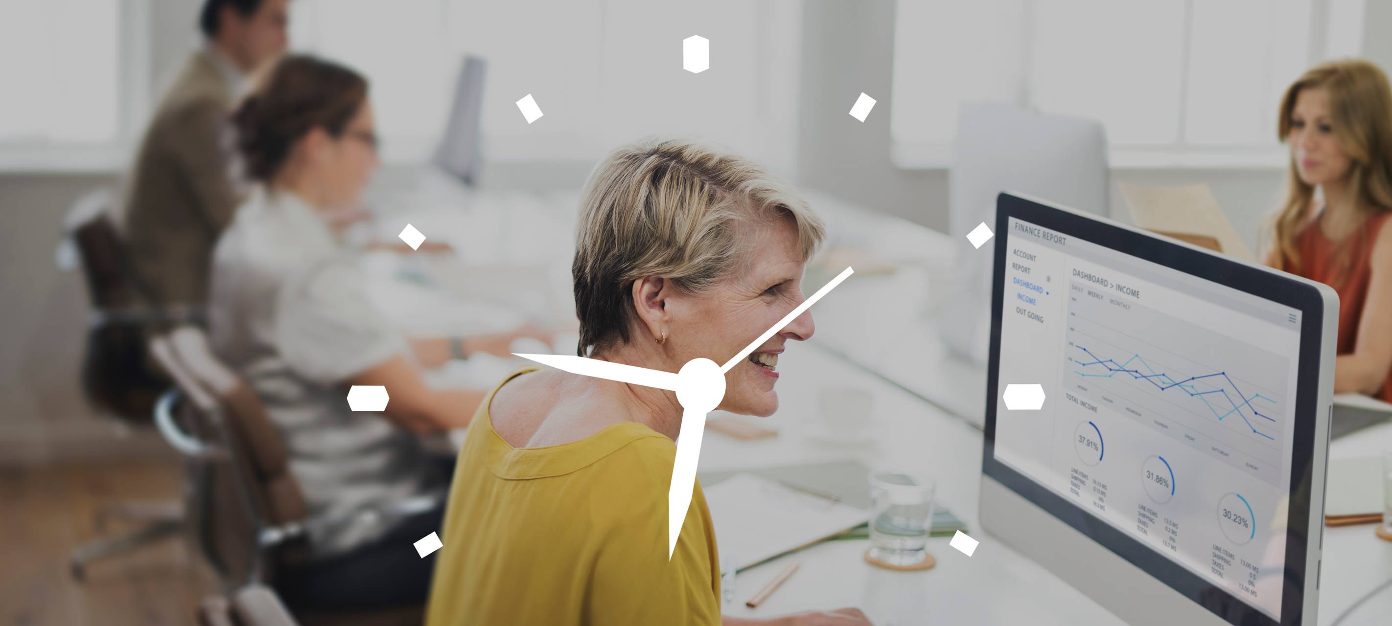 Frauen im Büro am PC mit einer Uhr im Vordergrund