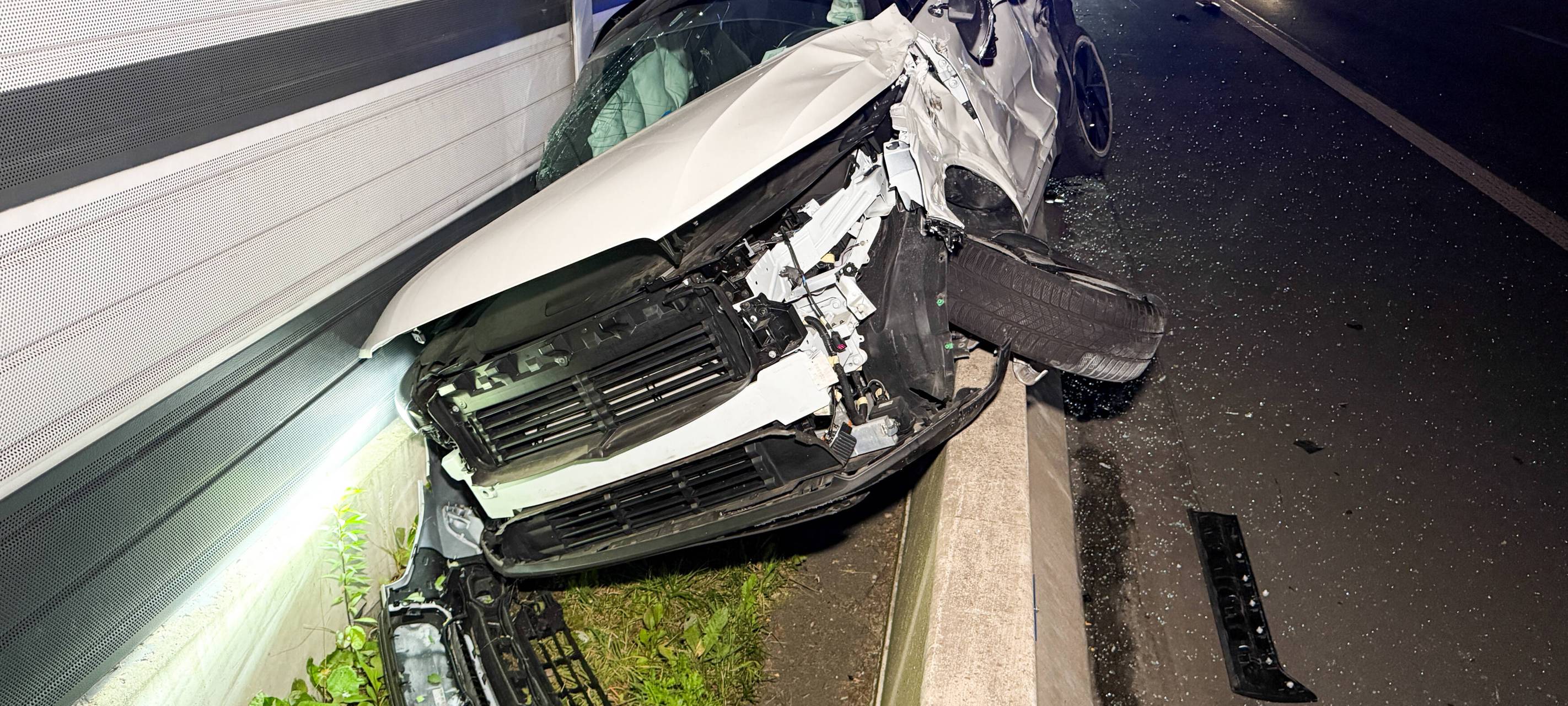 A43: SUV steckte nach Unfall in Recklinghausen fest