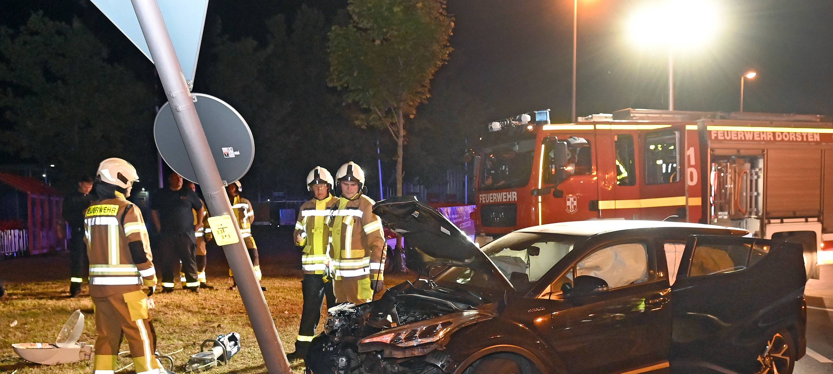 Unfall: 19-Jähriger prallt in Dorsten frontal gegen Laterne