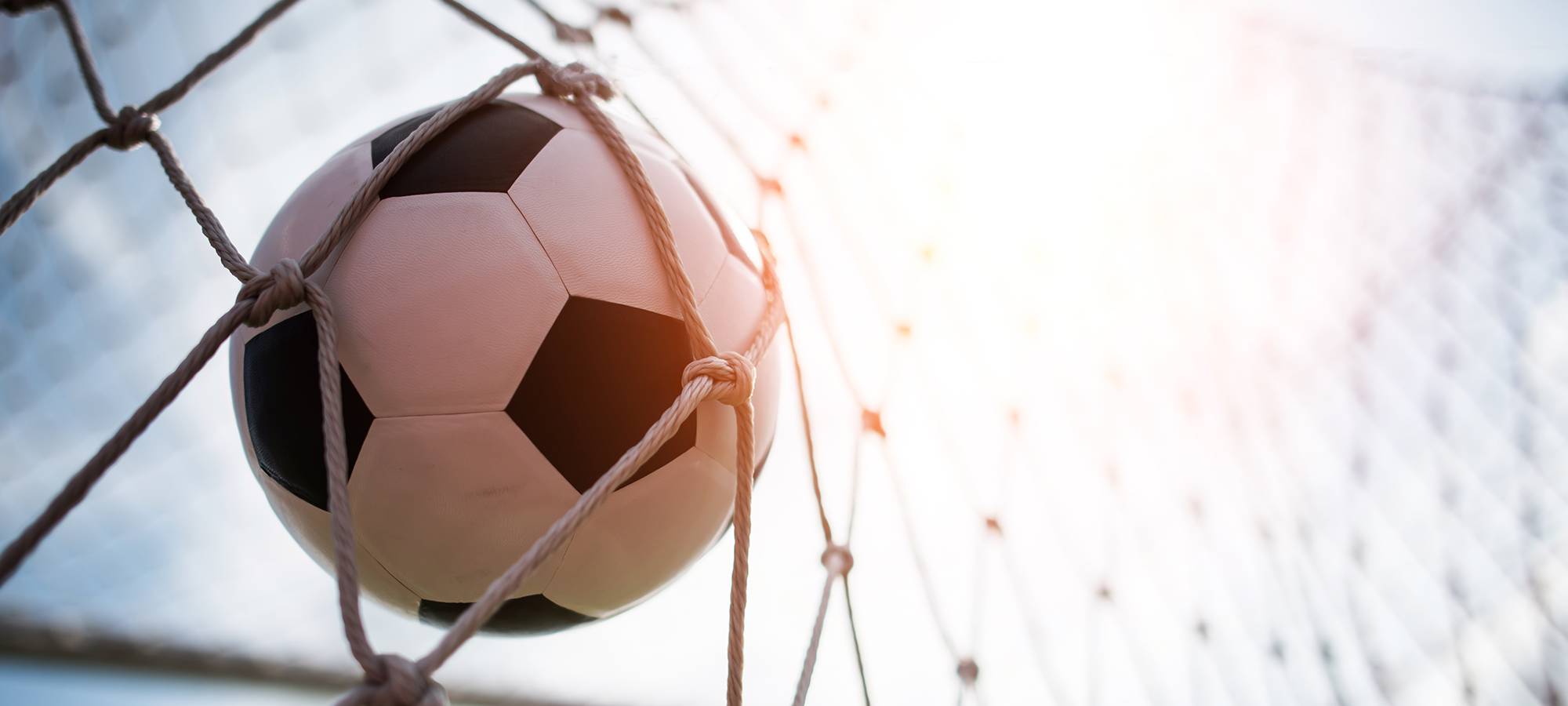 Symbolbild: Fußball im Tor