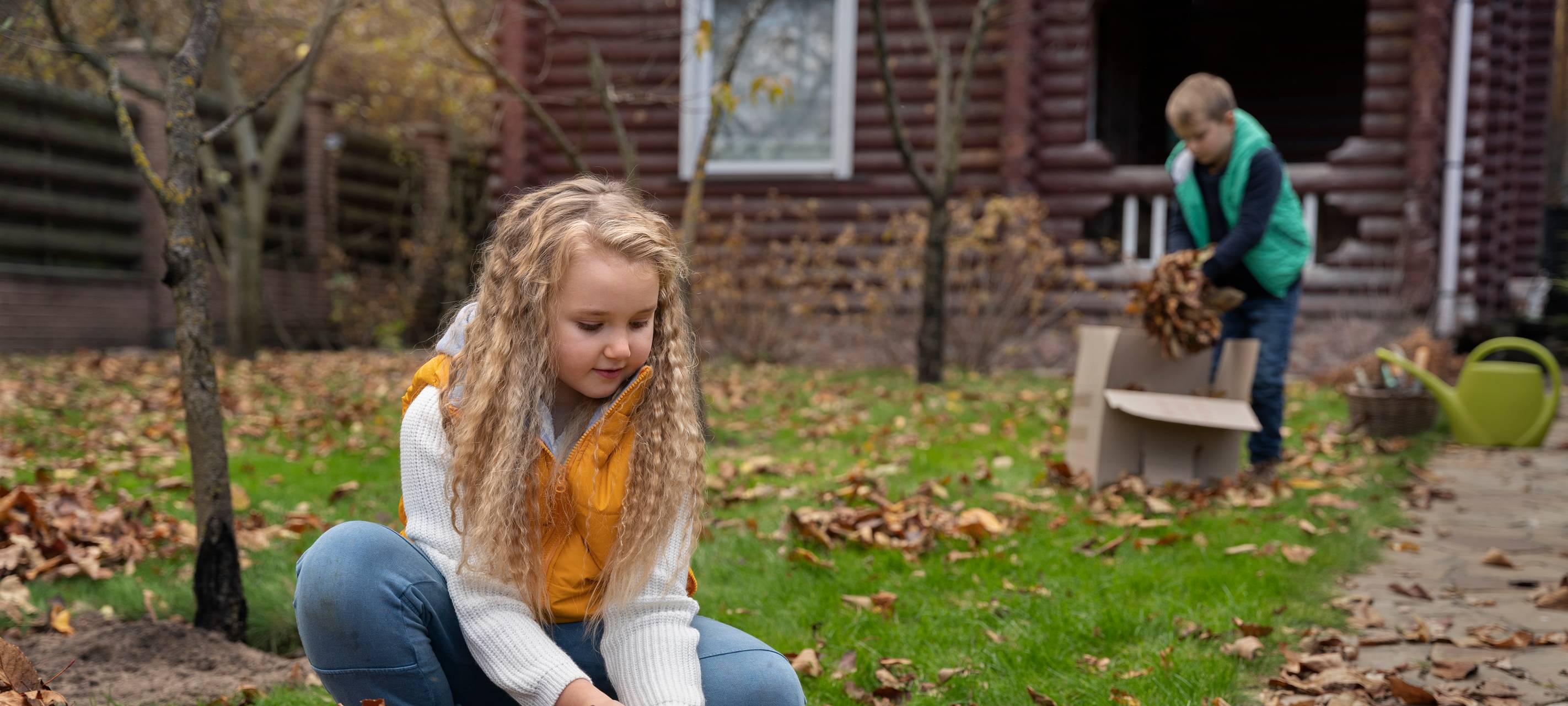 Symbolbild: Kinder machen Gartenarbeit