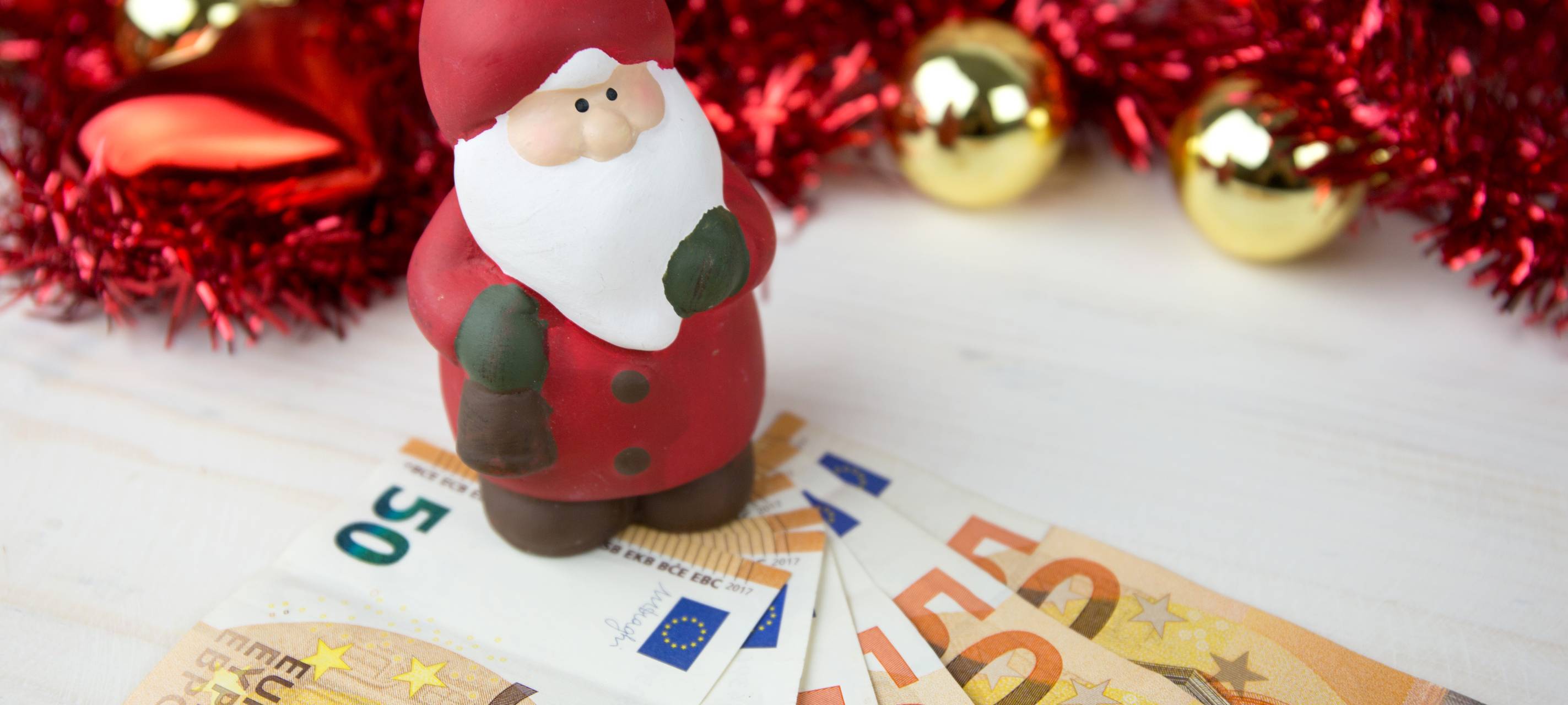 Geldscheine weihnachtlich verpackt