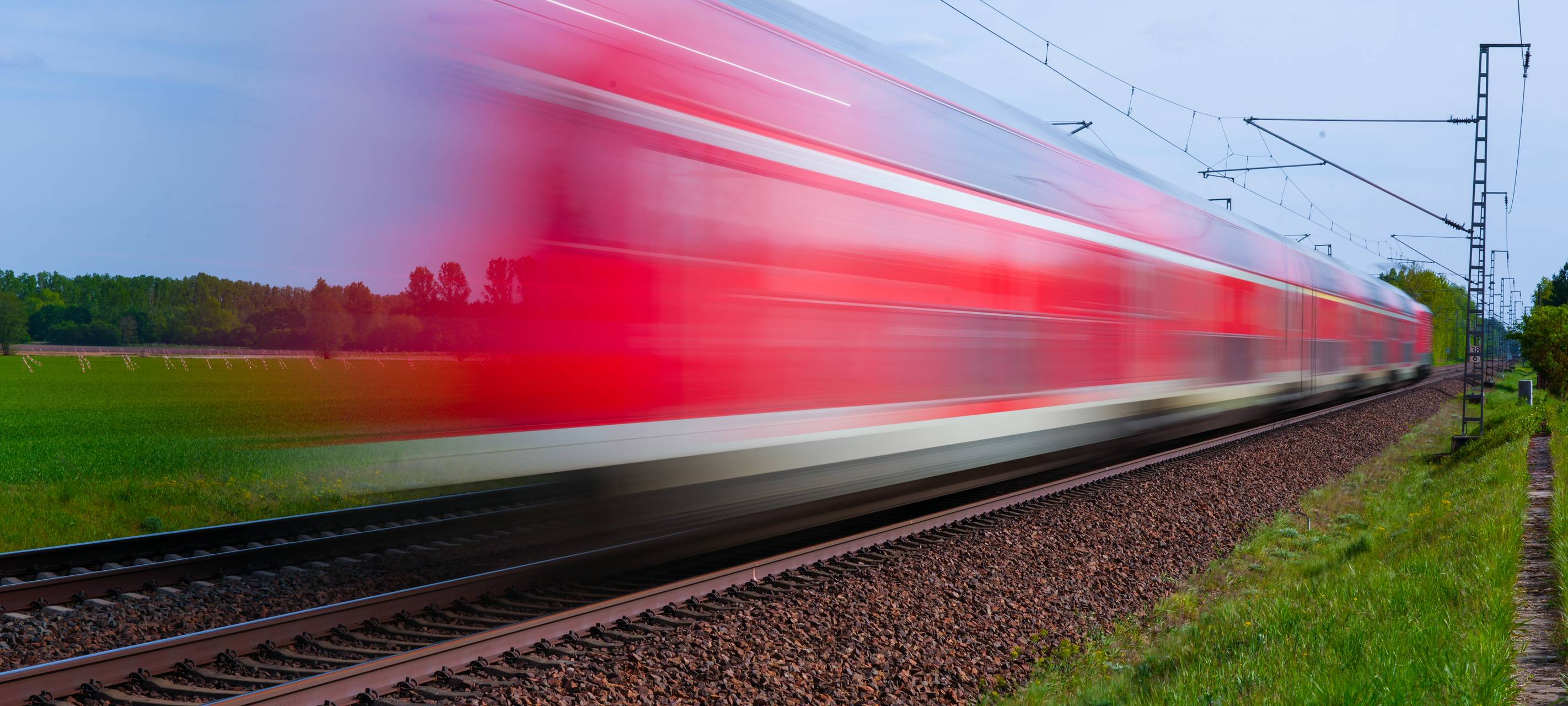 Unterwegs mit dem Regionalexpress von DB Regio Nordost. Motiv mit Bewegungsunschärfe bei Trebbin.