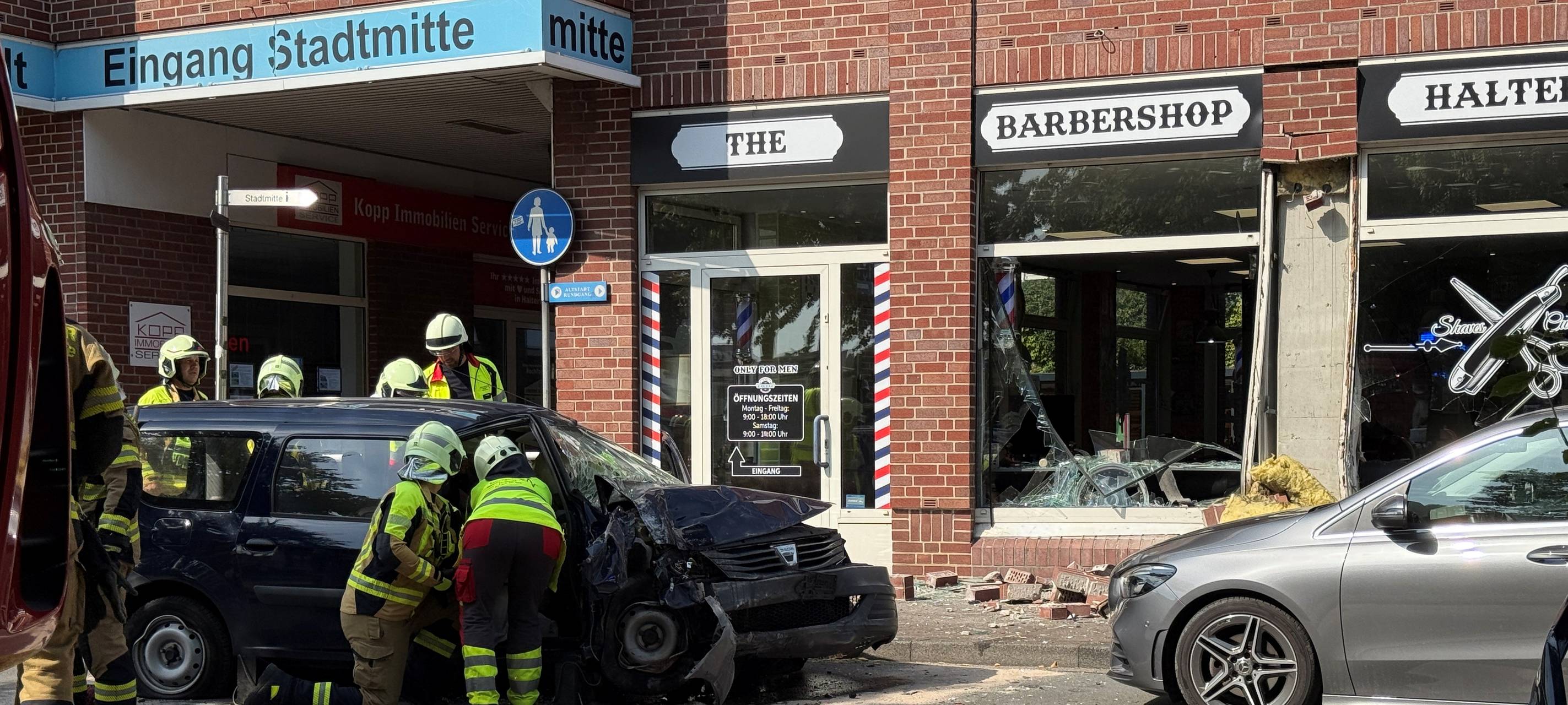 Mitten in Haltern: Auto kracht in Barbershop