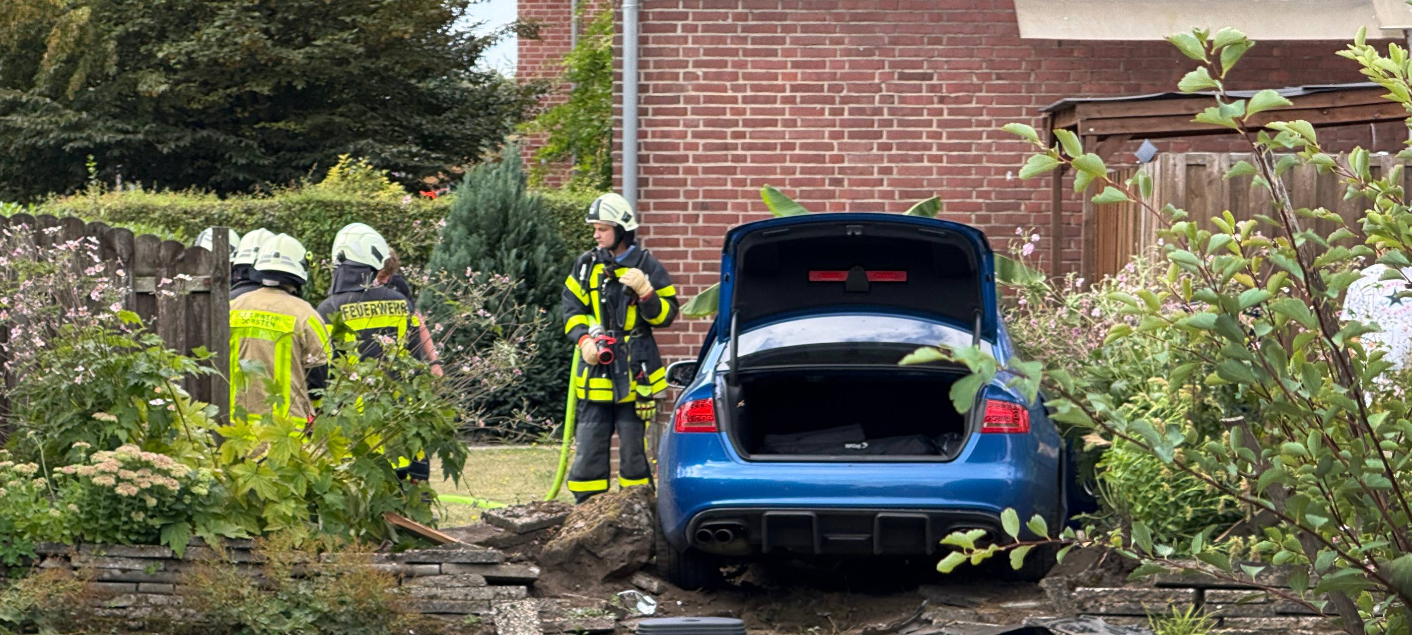 Dorsten: Auto durchbricht Zäune und bleibt in Garten stehen