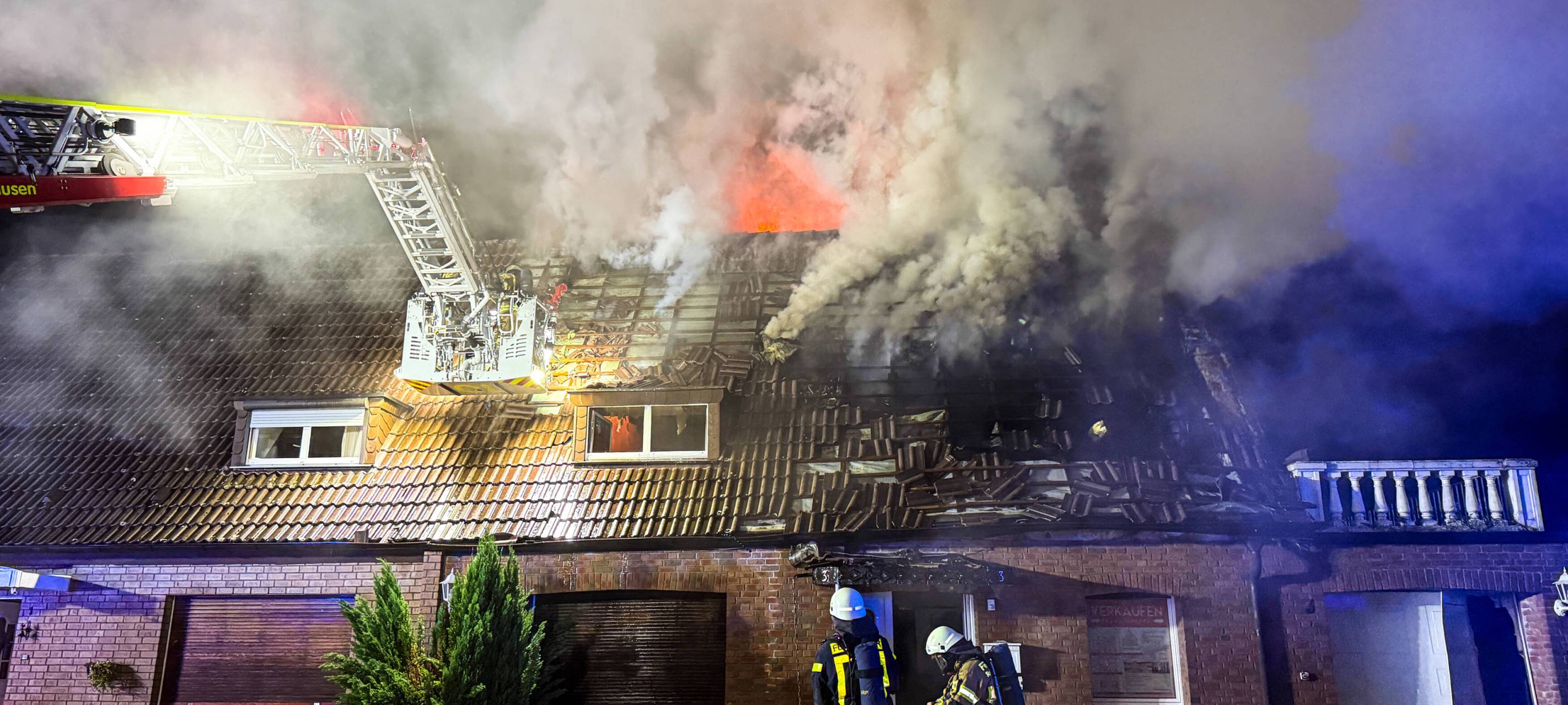 Dichter Rauch zieht aus der brennenden Doppelhaushälfte in Recklinghausen-Ost.