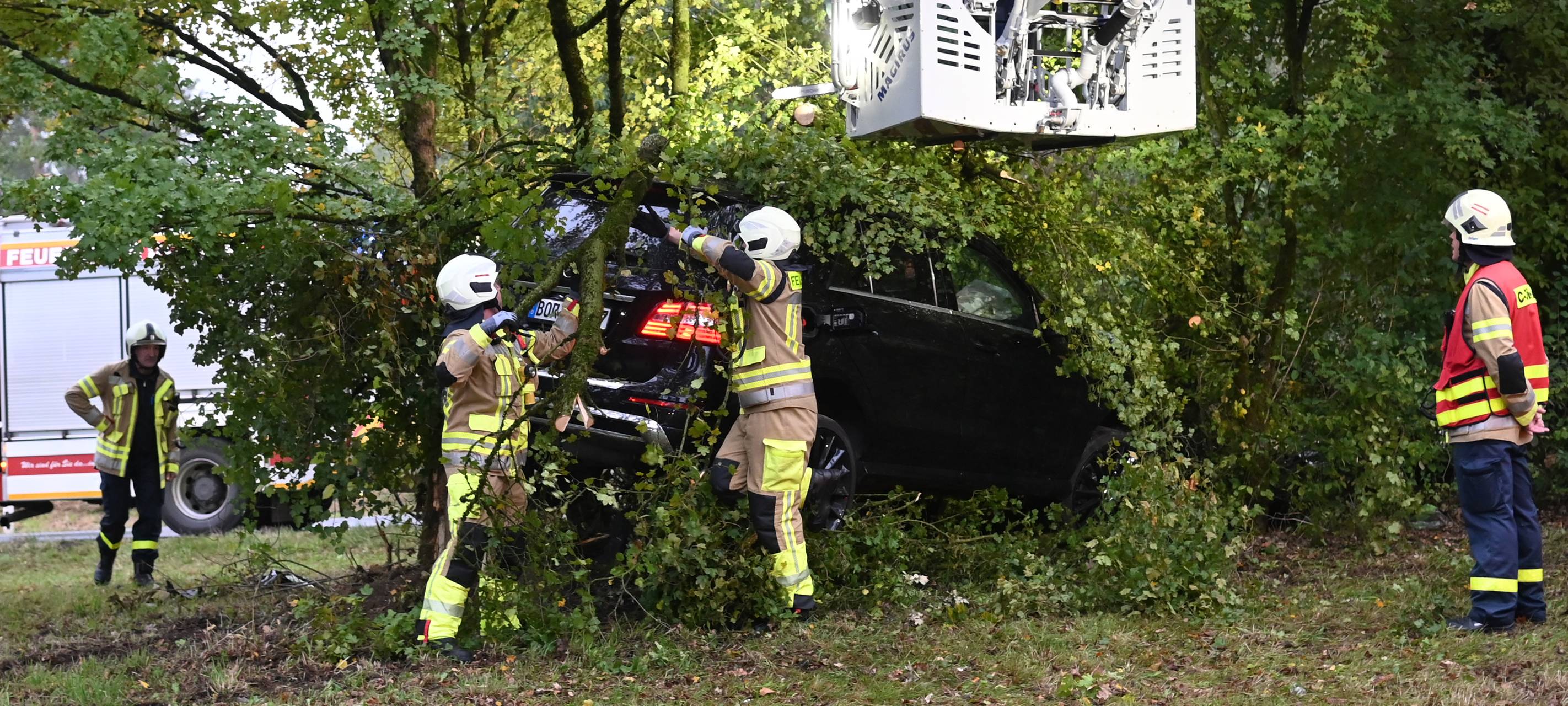 Die Feuerwehr musste das verunglückte Auto aus den Bäumen mit Kettensägen regelrecht freischneiden.