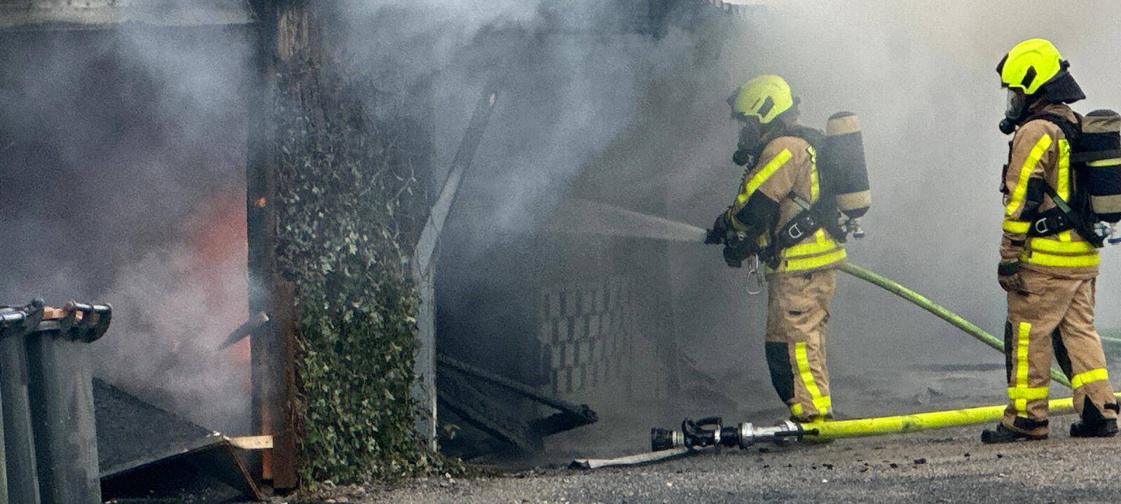 Feuer in Wohngebiet: Rauchschwaden über Castrop-Rauxel