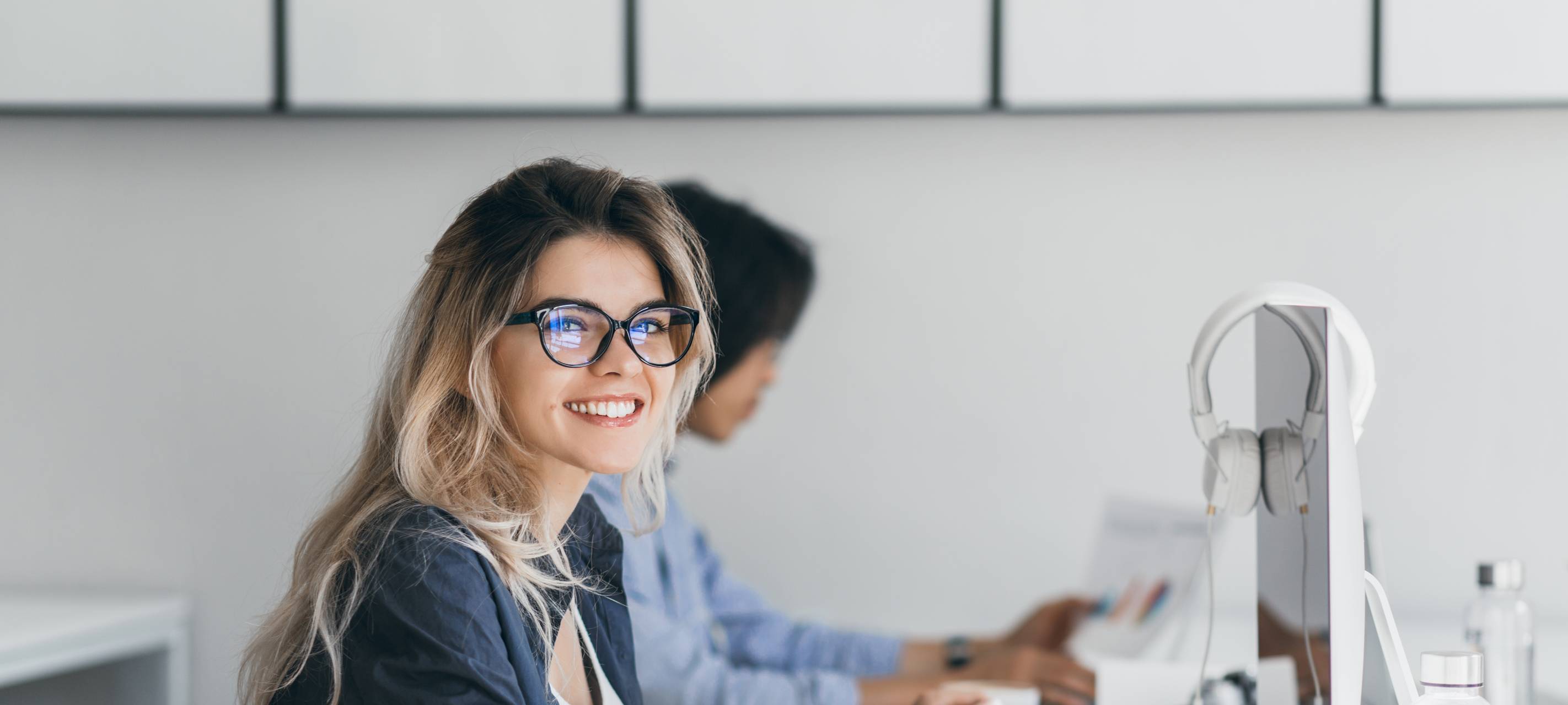 Frau sitzt im Büro am Computer.