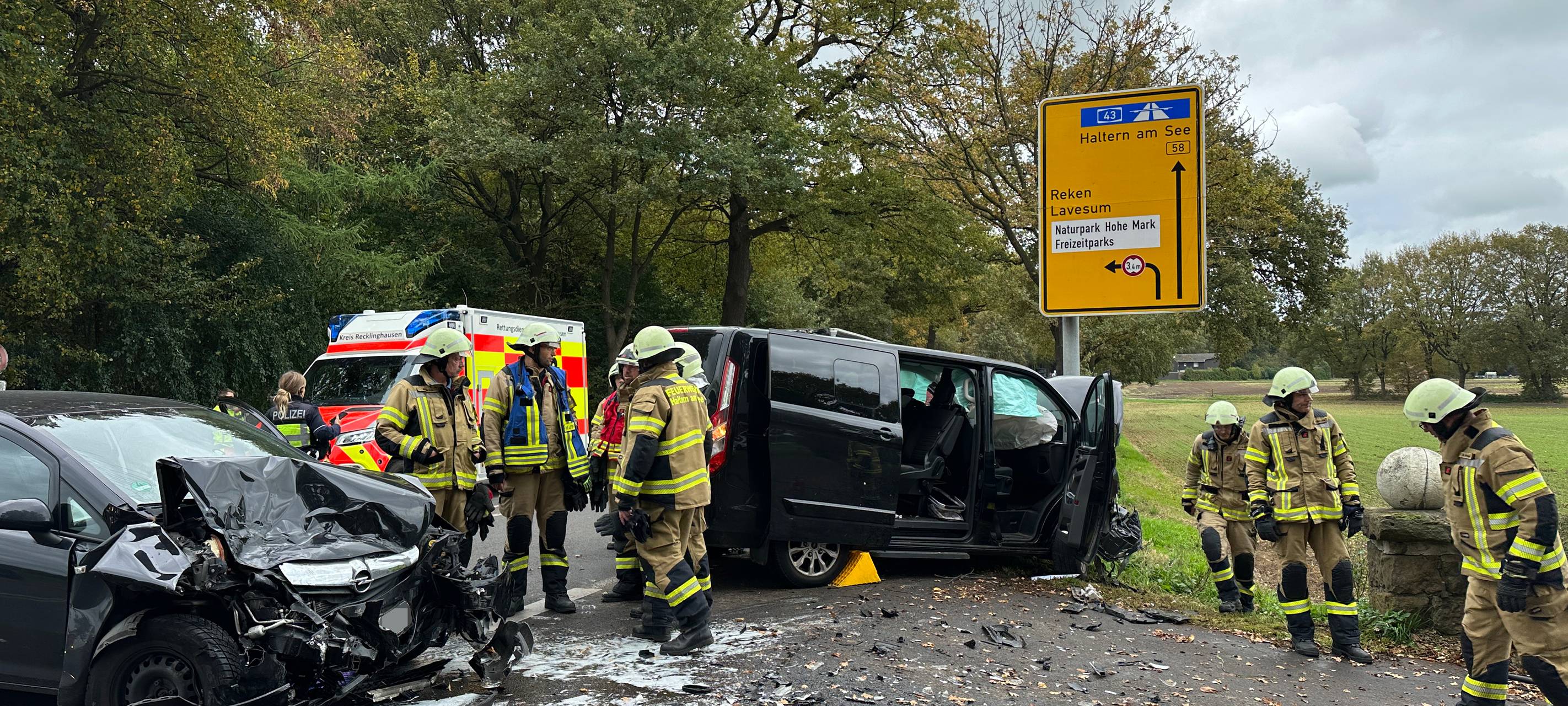 Die beiden beteiligten Autos waren nach dem Unfall auf der B58 in Haltern nur noch Schrott.
