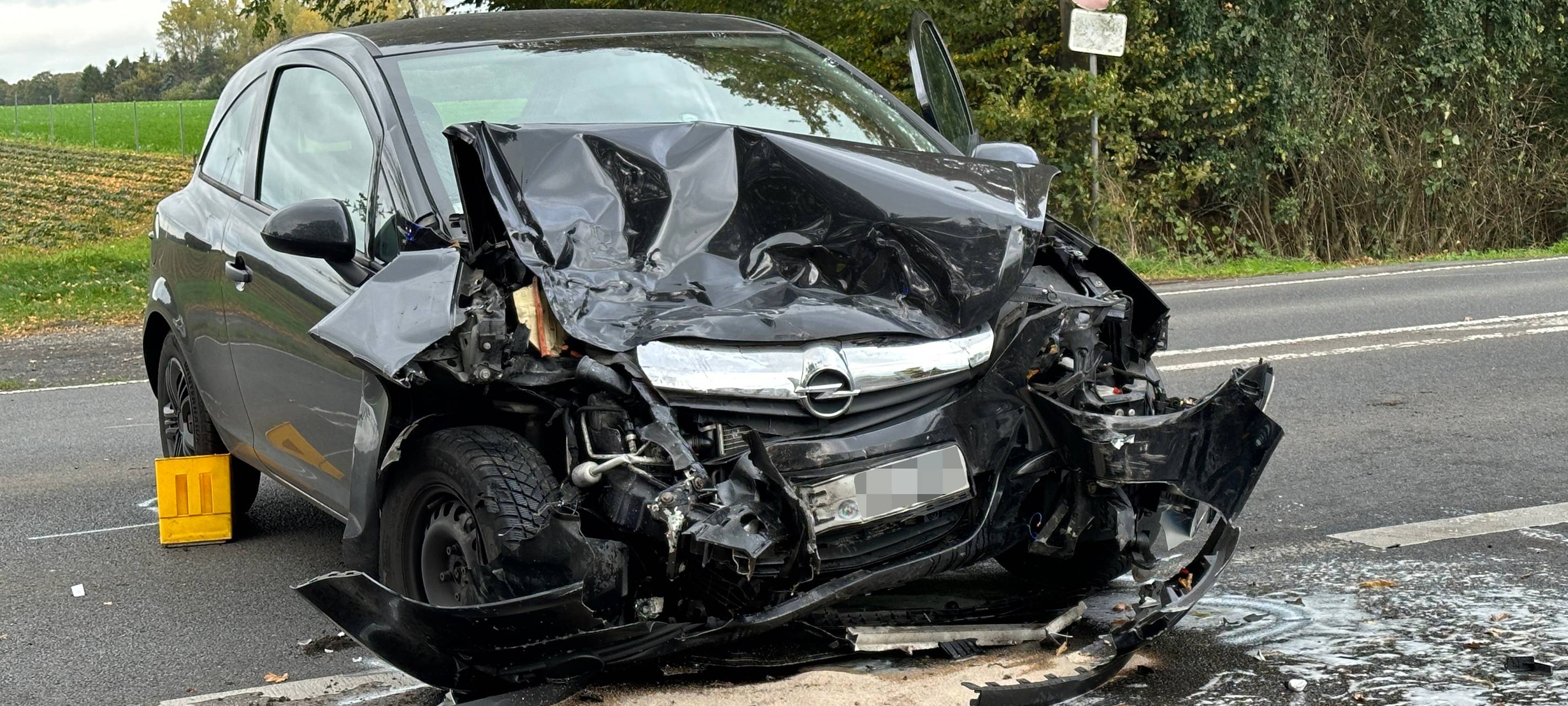 Die Front des Opels war nach dem Unfall auf der B58 in Haltern komplett eingedrückt, überall lagen Trümmerteile herum.