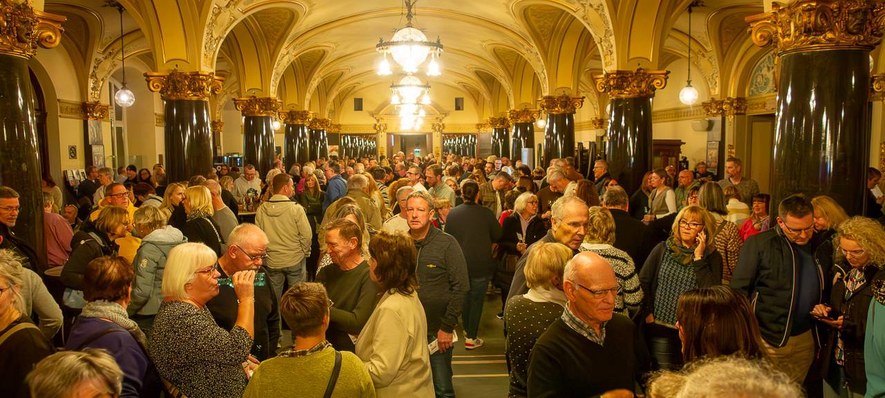 Das Comedy Camp 2025 war in Wuppertal in der Stadthalle. Hier ist die Eingangshalle zu sehen.