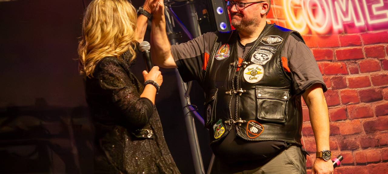 Das Comedy Camp 2025 war in Legden im Dorf Münsterland. Auf der Bühne zu sehen: Gastgeber Jürgen Bangert und Lisa Feller (v.r.)