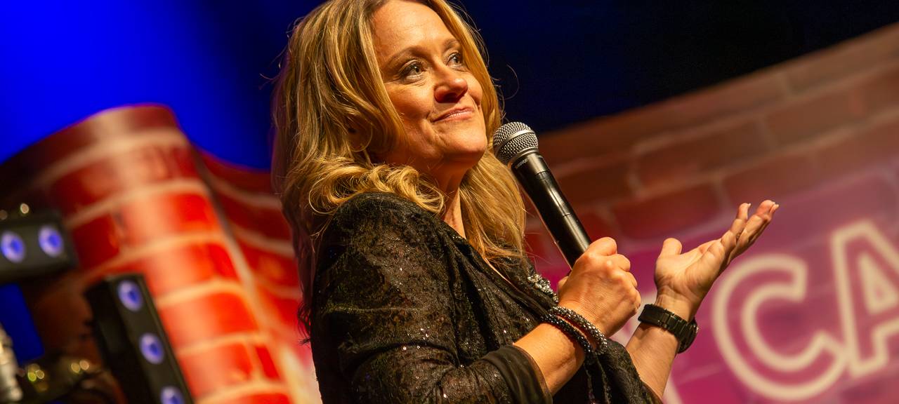 Das Comedy Camp 2025 war in Legden im Dorf Münsterland. Auf der Bühne zu sehen: Lisa Feller