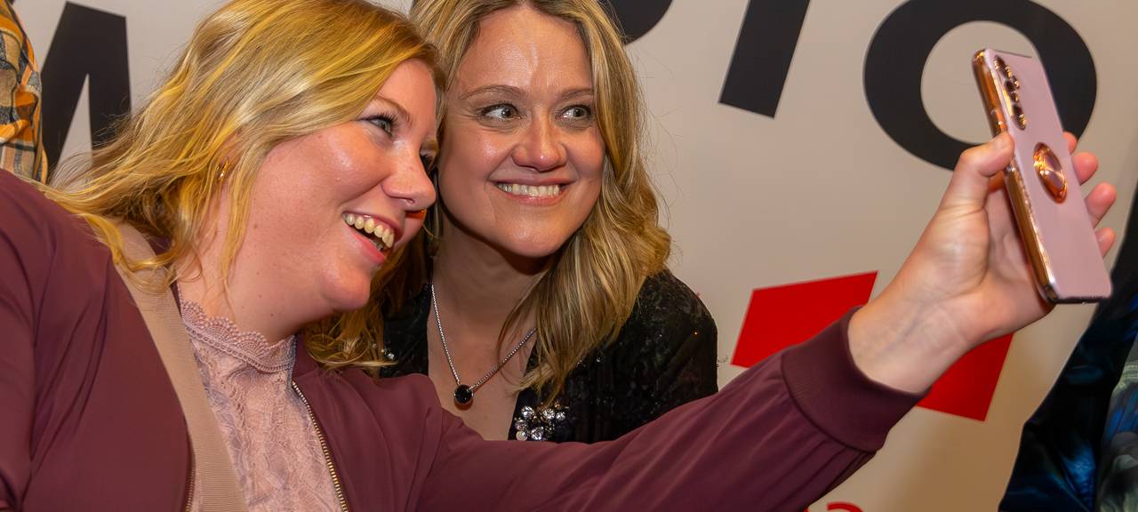 Das Comedy Camp 2025 war in Legden im Dorf Münsterland. Zu sehen ist das Meet & Greet mit den Fans im Anschluss