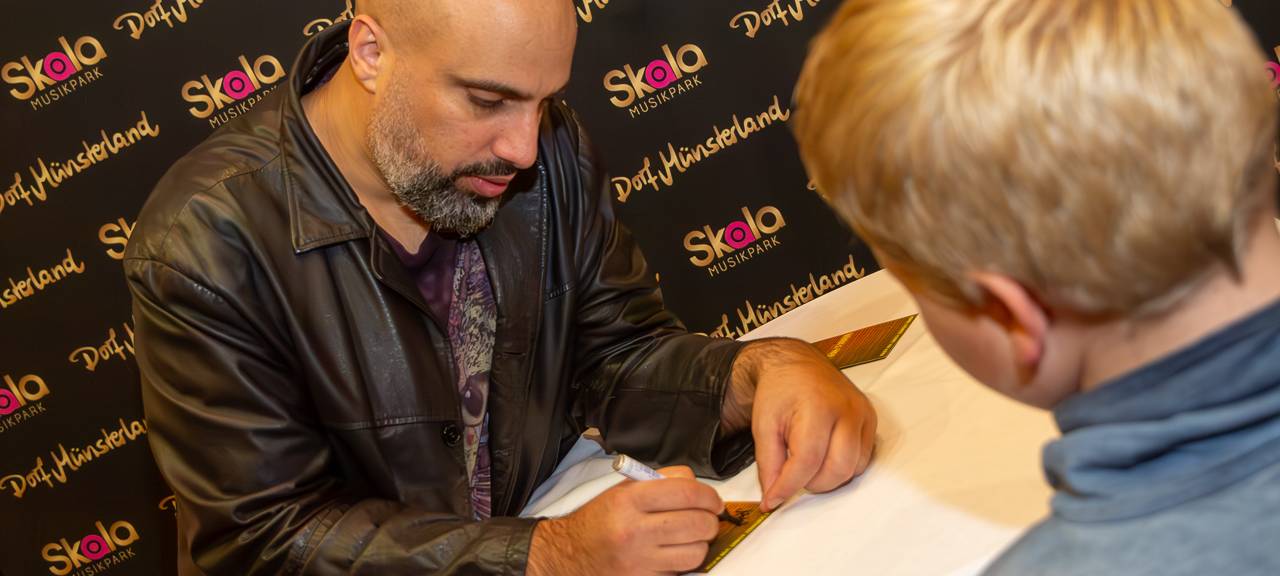 Das Comedy Camp 2025 war in Legden im Dorf Münsterland. Zu sehen ist das Meet & Greet mit den Fans im Anschluss