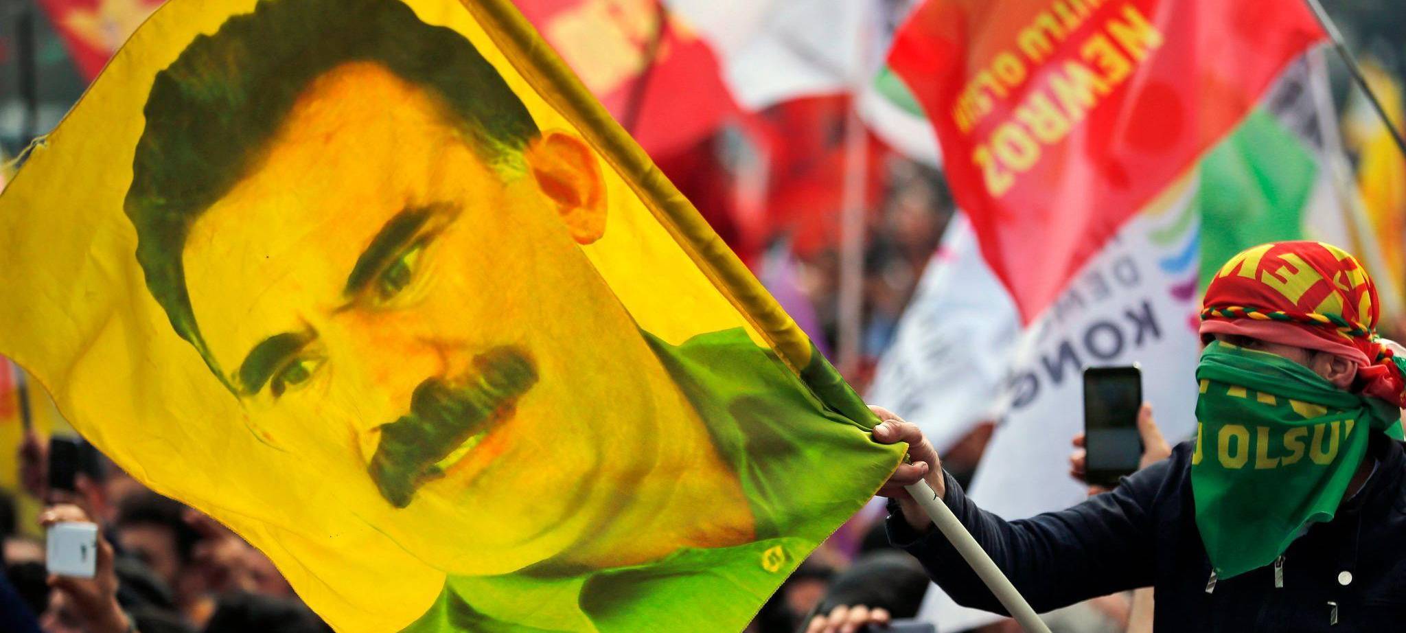 Fahne mit Bild von PKK-Chef Öcalan