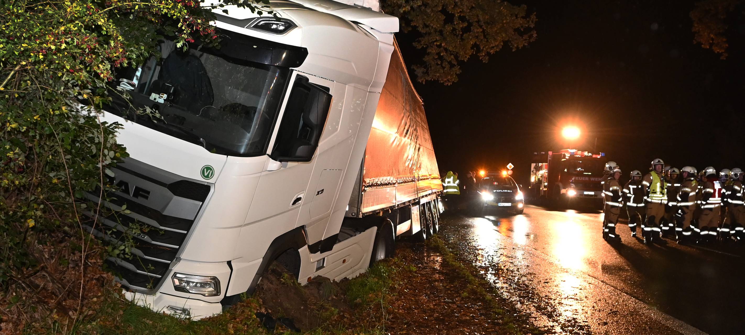 Haltern: LKW kommt von der Straße ab - Fahrer stirbt