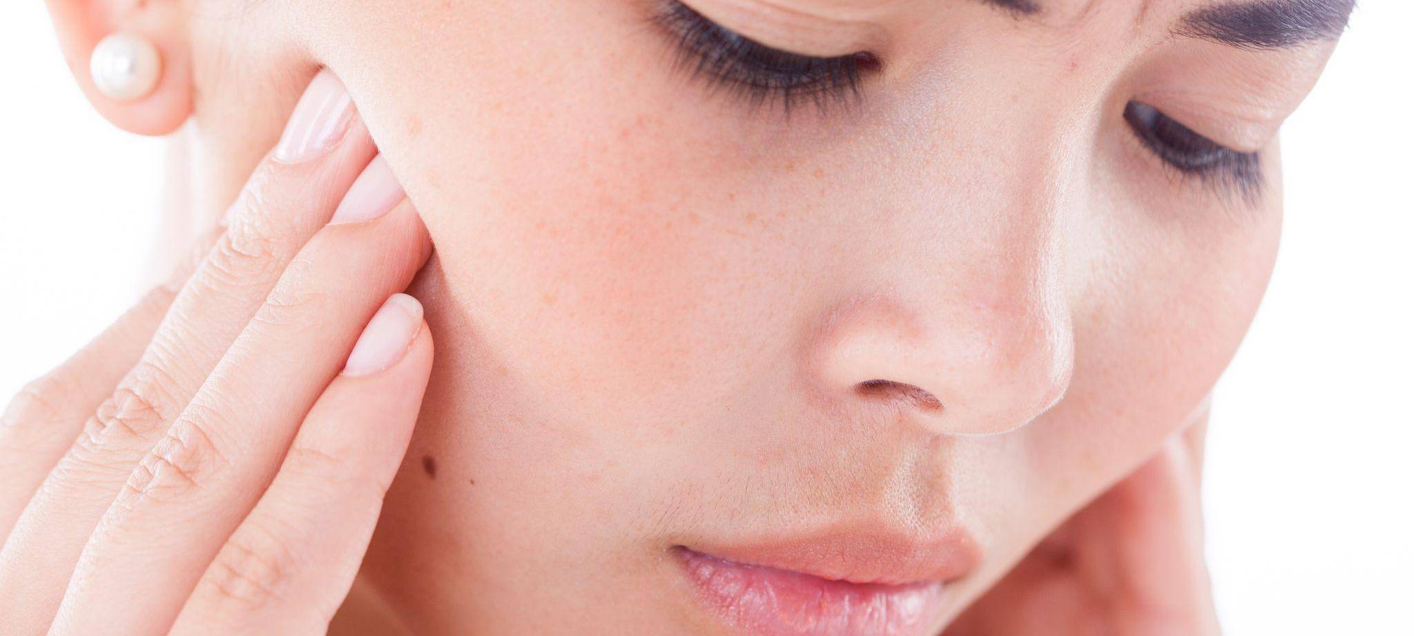 Frau hat Kieferschmerzen