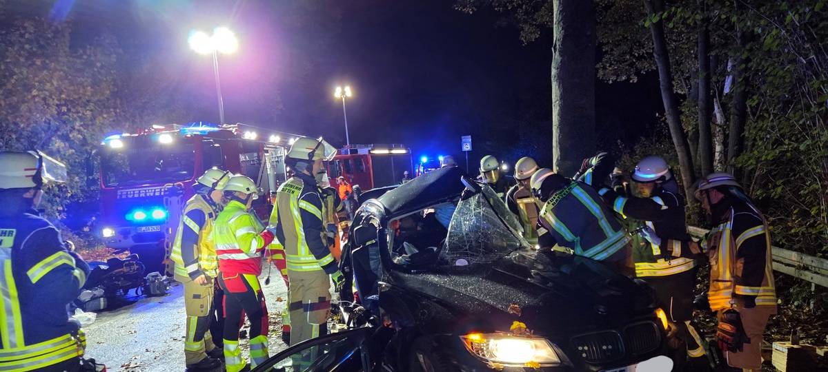 Die Feuerwehr Datteln musste den verunglückten Autofahrer aus seinem Fahrzeug befreien.