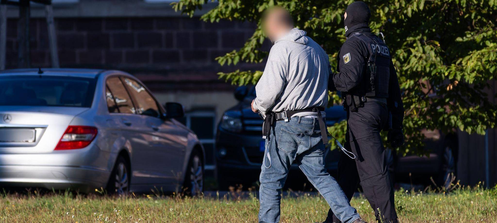 Waffenfund nach Festnahmen in Berlin