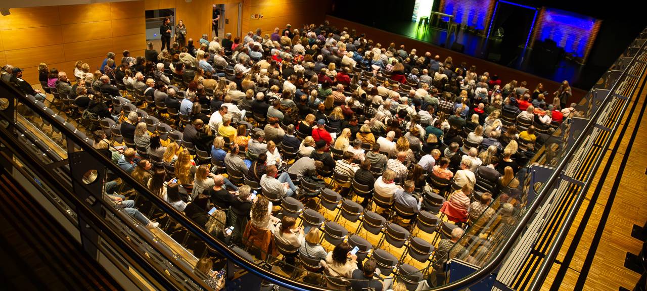 Das Comedy Camp 2025 war in Bergheim im MEDIO.RHEIN.ERFT. Hier ist die Halle mit Zuschauern zu sehen.