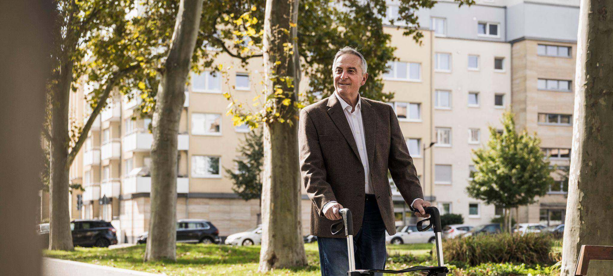 Senior läuft an einem Rollator